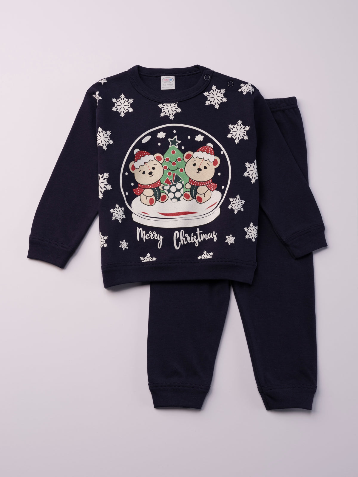 Für ruhige Nächte und gemütliche Morgenstunden. Dieser dunkelblaue Pyjama für Babys & Kinder von 12 Monaten bis 3 Jahren besteht aus hochwertiger organischer Baumwolle und ist innen sanft angeraut. Das weiche Innenflanell sorgt für ein besonders angenehmes Tragegefühl und hält warm, ohne zu überhitzen. Gefertigt in Italien aus Stoffen italienischer Produktion – mit einem klaren Anspruch an Qualität, Langlebigkeit und kindgerechtem Komfort. Das verspielte Design bereichert die Vorweihnachtszeit.