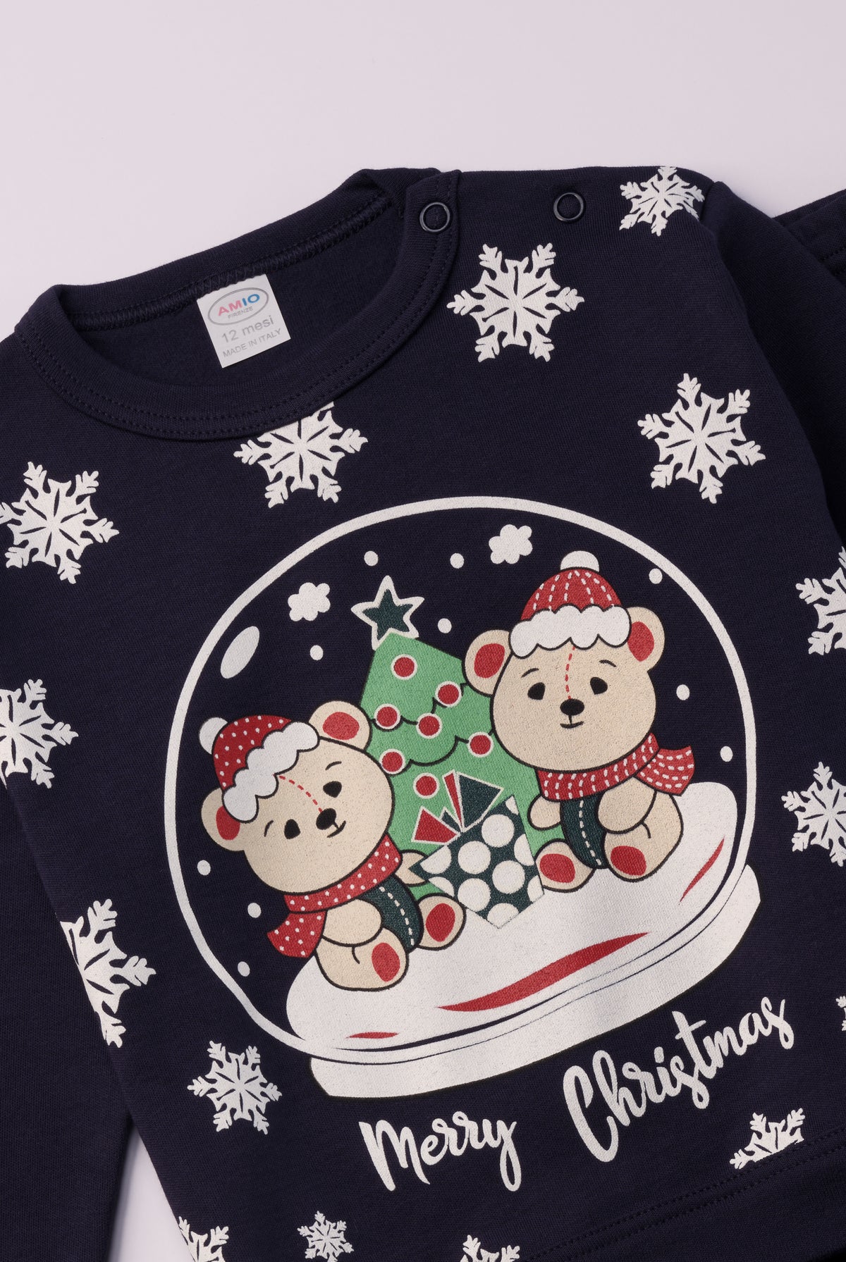 Für ruhige Nächte und gemütliche Morgenstunden. Dieser dunkelblaue Pyjama für Babys & Kinder von 12 Monaten bis 3 Jahren besteht aus hochwertiger organischer Baumwolle und ist innen sanft angeraut. Das weiche Innenflanell sorgt für ein besonders angenehmes Tragegefühl und hält warm, ohne zu überhitzen. Gefertigt in Italien aus Stoffen italienischer Produktion – mit einem klaren Anspruch an Qualität, Langlebigkeit und kindgerechtem Komfort. Das verspielte Design bereichert die Vorweihnachtszeit.