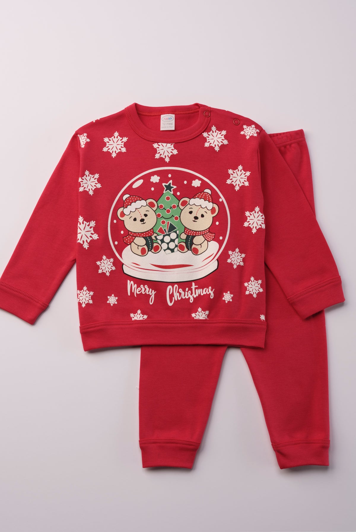 Für ruhige Nächte und gemütliche Morgenstunden. Dieser rote Pyjama für Babys & Kinder von 12 Monaten bis 3 Jahren besteht aus hochwertiger organischer Baumwolle und ist innen sanft angeraut. Das weiche Innenflanell sorgt für ein besonders angenehmes Tragegefühl und hält warm, ohne zu überhitzen. Gefertigt in Italien aus Stoffen italienischer Produktion – mit einem klaren Anspruch an Qualität, Langlebigkeit und kindgerechtem Komfort. Das verspielte Design bereichert die Vorweihnachtszeit.