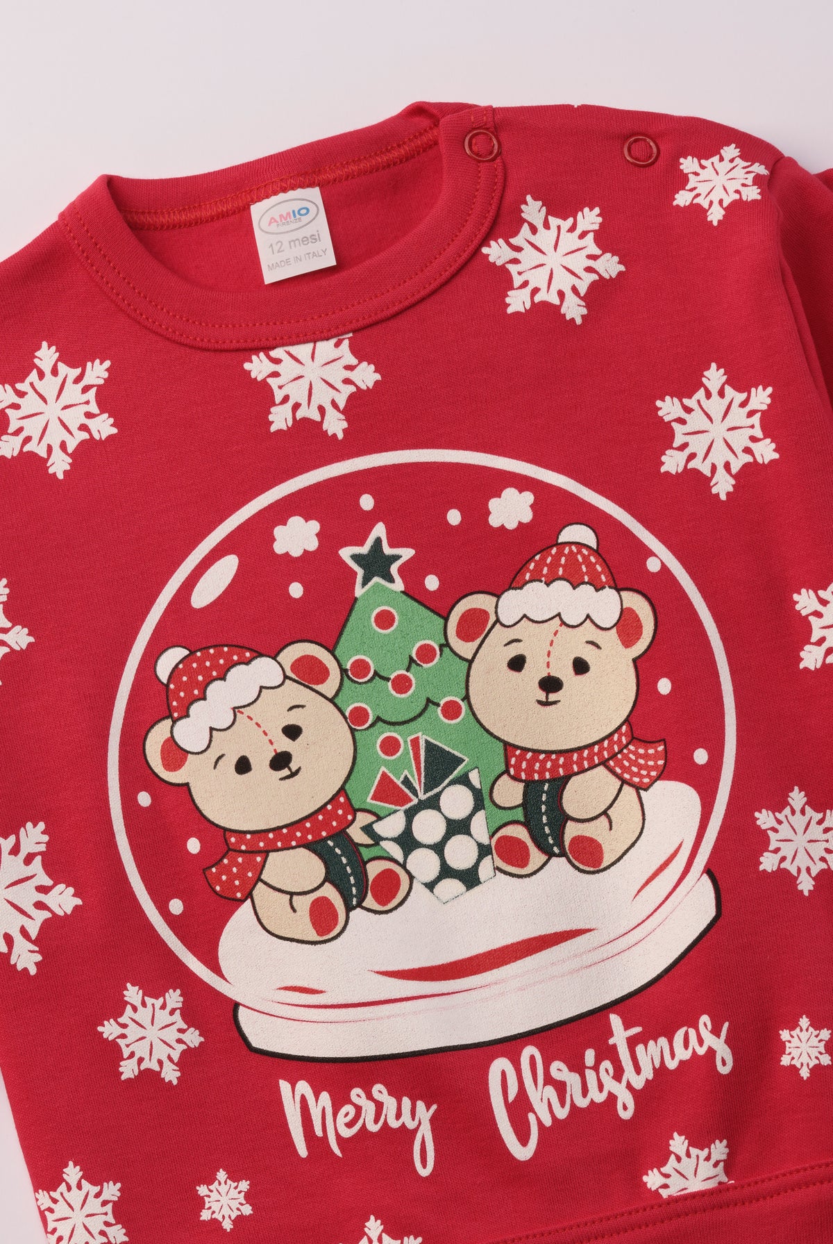 Für ruhige Nächte und gemütliche Morgenstunden. Dieser rote Pyjama für Babys & Kinder von 12 Monaten bis 3 Jahren besteht aus hochwertiger organischer Baumwolle und ist innen sanft angeraut. Das weiche Innenflanell sorgt für ein besonders angenehmes Tragegefühl und hält warm, ohne zu überhitzen. Gefertigt in Italien aus Stoffen italienischer Produktion – mit einem klaren Anspruch an Qualität, Langlebigkeit und kindgerechtem Komfort. Das verspielte Design bereichert die Vorweihnachtszeit.