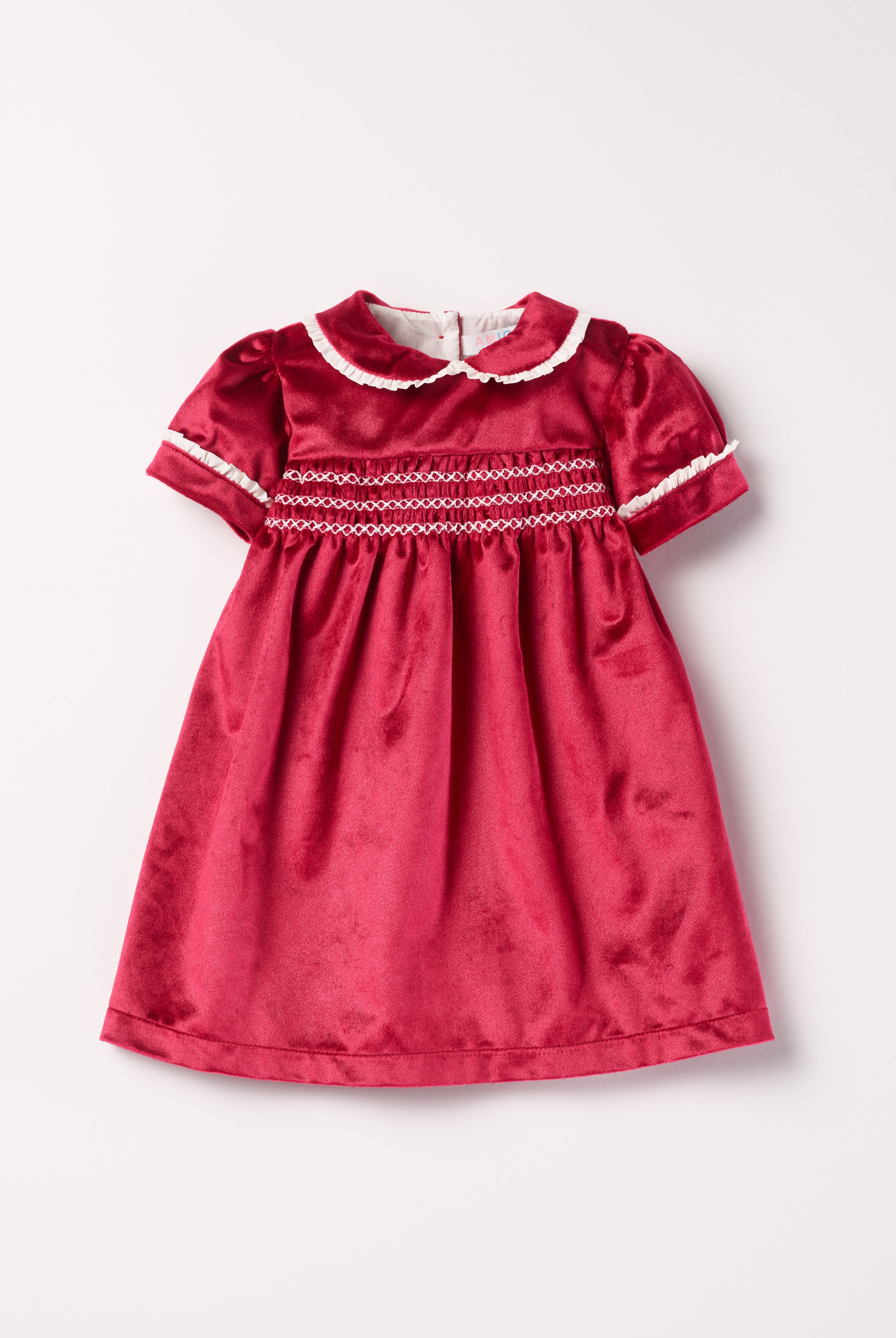 Dieses schimmernde Samtkleid in sattem Himbeerrot ist ein eleganter Blickfang für Weihnachten und festliche Anlässe. Der luxuriöse Samtstoff liegt angenehm weich auf der Haut und sorgt für ein geschmeidiges Tragegefühl. Das klassische Design verleiht jedem Auftritt eine festliche Note und bringt stilvollen Glanz in die Weihnachtszeit.
Höchste Qualität, bestes Preis-Leistungs-Verhältnis MADE IN ITALY.