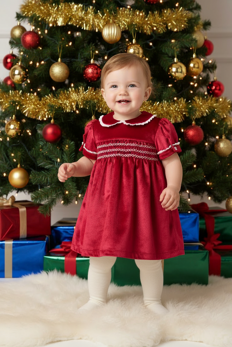 Dieses schimmernde Samtkleid in sattem Himbeerrot ist ein eleganter Blickfang für Weihnachten und festliche Anlässe. Der luxuriöse Samtstoff liegt angenehm weich auf der Haut und sorgt für ein geschmeidiges Tragegefühl. Das klassische Design verleiht jedem Auftritt eine festliche Note und bringt stilvollen Glanz in die Weihnachtszeit.
Höchste Qualität, bestes Preis-Leistungs-Verhältnis MADE IN ITALY.