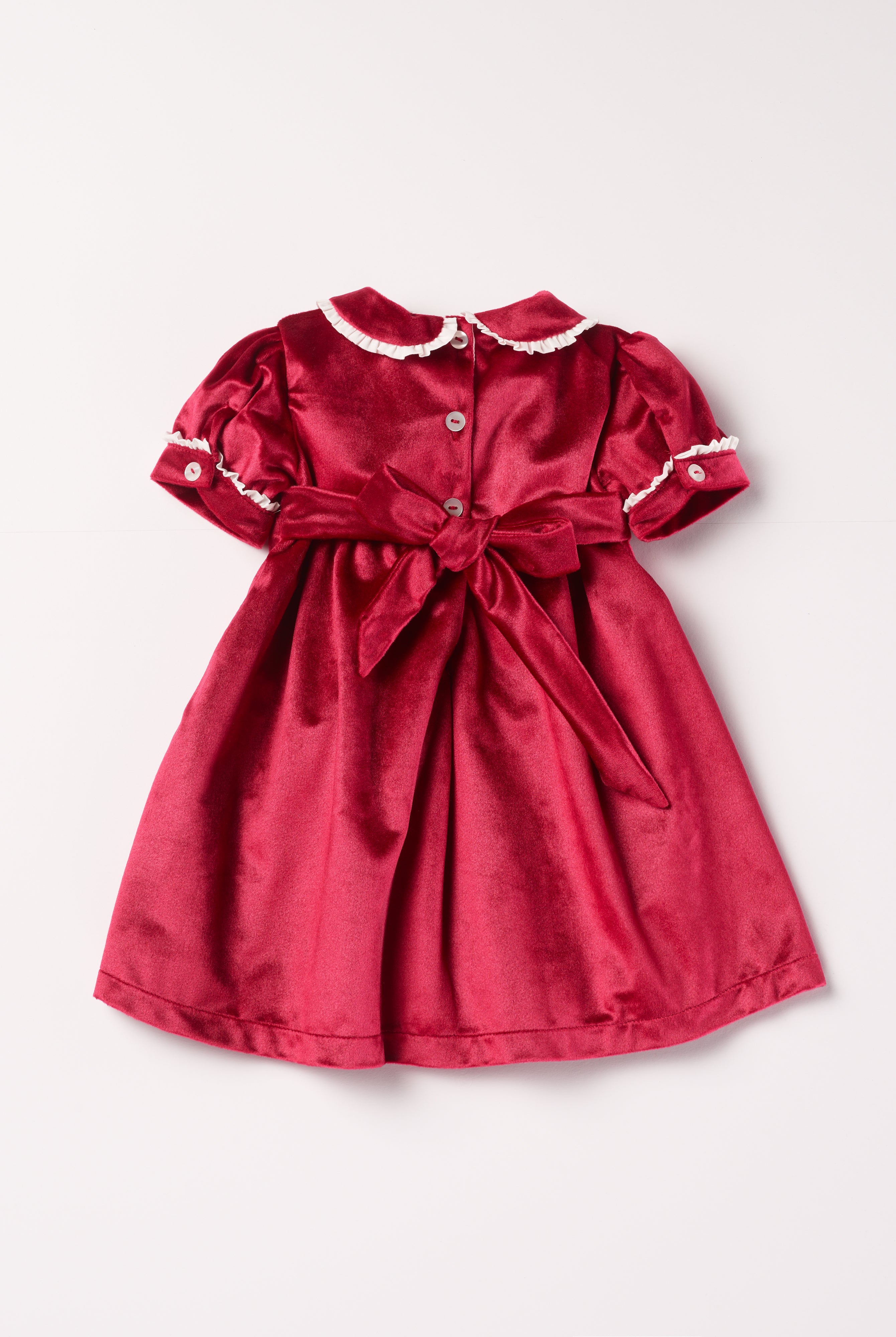 Dieses schimmernde Samtkleid in sattem Himbeerrot ist ein eleganter Blickfang für Weihnachten und festliche Anlässe. Der luxuriöse Samtstoff liegt angenehm weich auf der Haut und sorgt für ein geschmeidiges Tragegefühl. Das klassische Design verleiht jedem Auftritt eine festliche Note und bringt stilvollen Glanz in die Weihnachtszeit.
Höchste Qualität, bestes Preis-Leistungs-Verhältnis MADE IN ITALY.