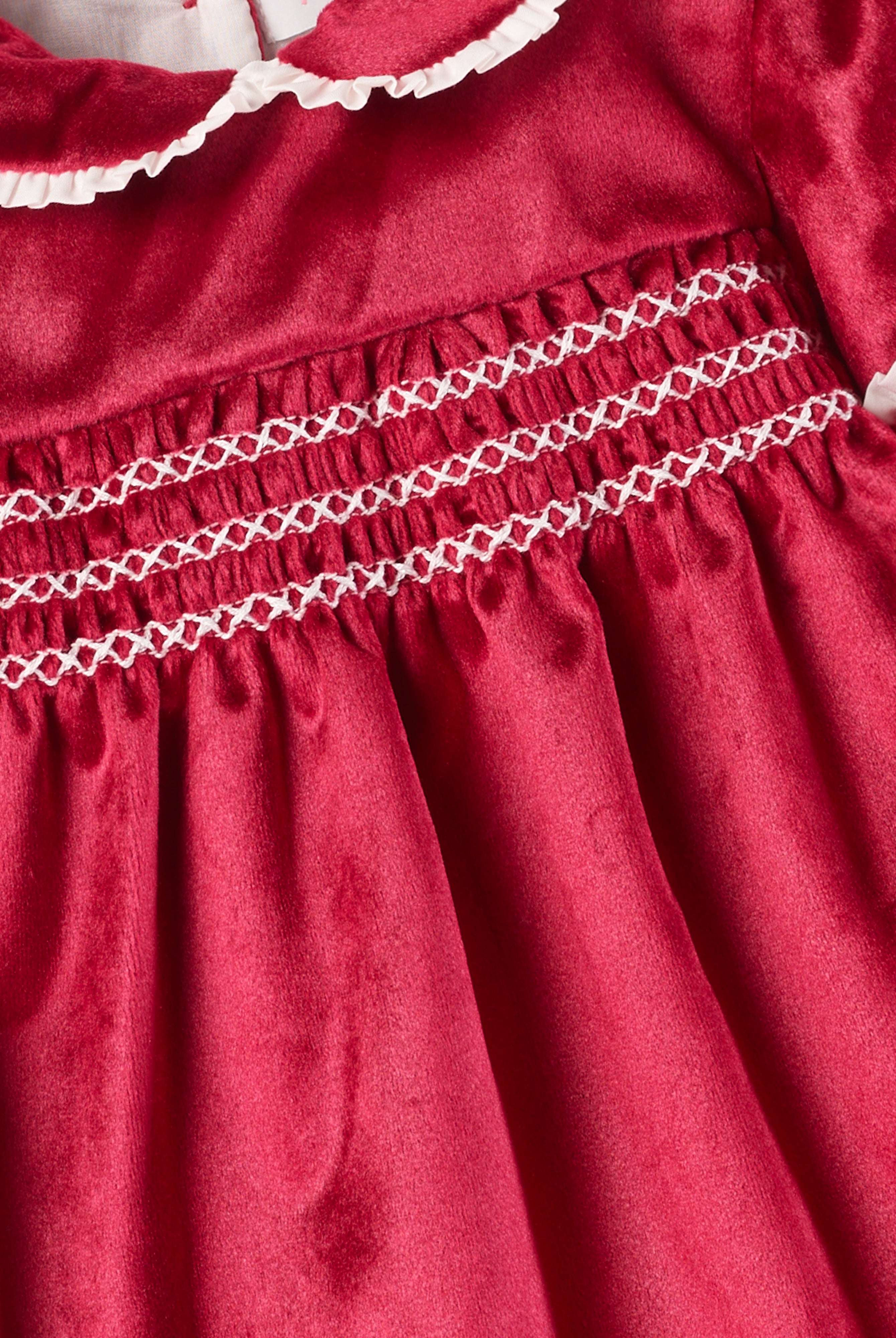 Dieses schimmernde Samtkleid in sattem Himbeerrot ist ein eleganter Blickfang für Weihnachten und festliche Anlässe. Der luxuriöse Samtstoff liegt angenehm weich auf der Haut und sorgt für ein geschmeidiges Tragegefühl. Das klassische Design verleiht jedem Auftritt eine festliche Note und bringt stilvollen Glanz in die Weihnachtszeit.
Höchste Qualität, bestes Preis-Leistungs-Verhältnis MADE IN ITALY.