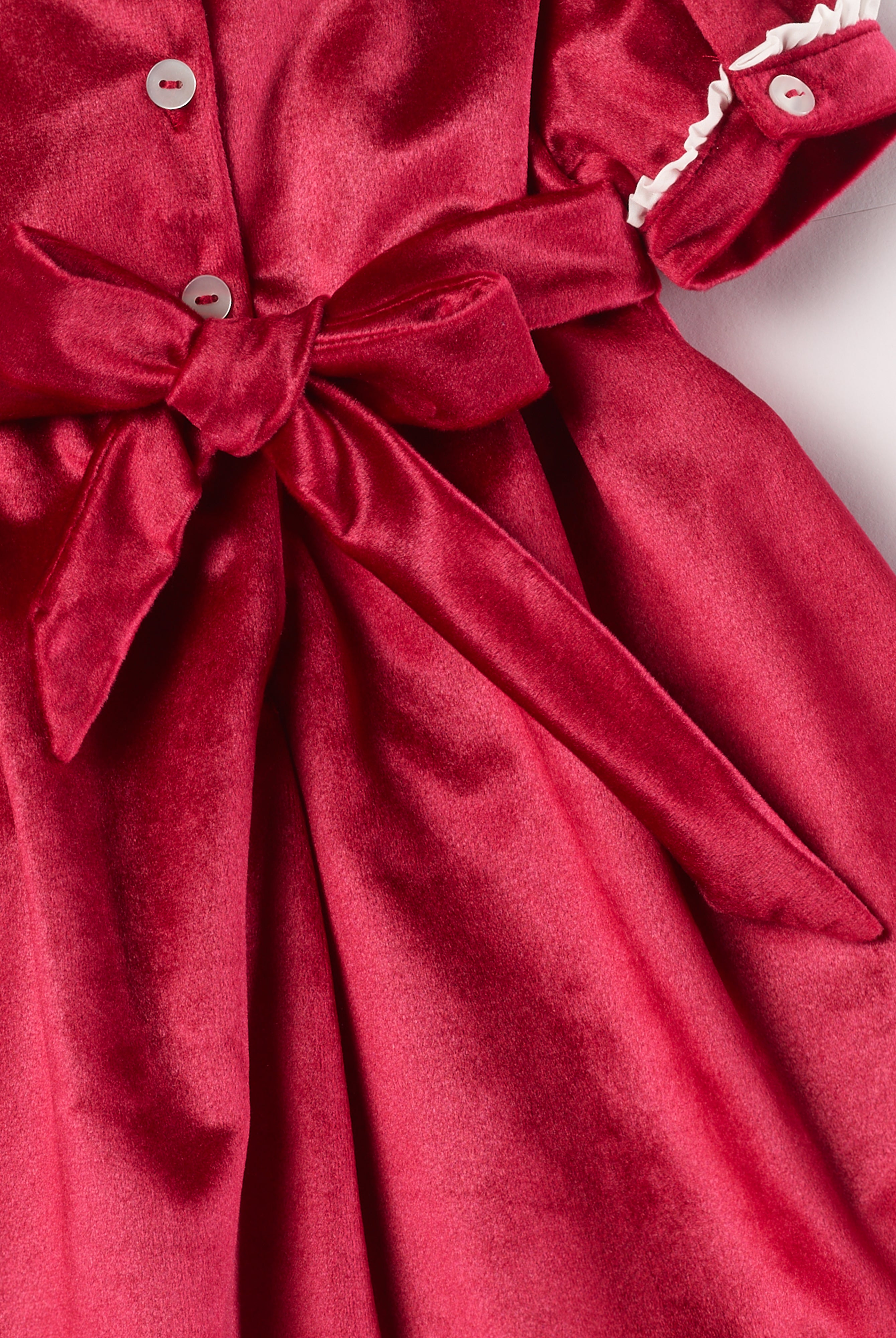 Dieses schimmernde Samtkleid in sattem Himbeerrot ist ein eleganter Blickfang für Weihnachten und festliche Anlässe. Der luxuriöse Samtstoff liegt angenehm weich auf der Haut und sorgt für ein geschmeidiges Tragegefühl. Das klassische Design verleiht jedem Auftritt eine festliche Note und bringt stilvollen Glanz in die Weihnachtszeit.
Höchste Qualität, bestes Preis-Leistungs-Verhältnis MADE IN ITALY.