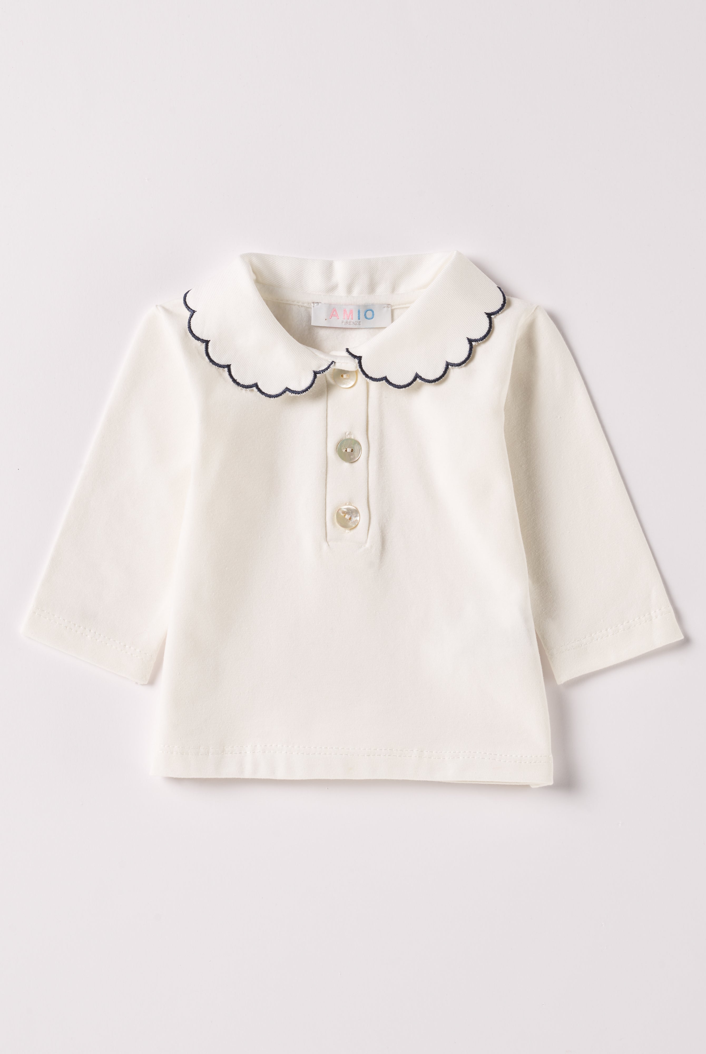 Die Interlock-Bluse für Baby Mädchen von AMIO Firenze ist aus weicher Baumwolle gefertigt und bietet durch das Innenflanell ein äußerst angenehmes Tragegefühl. Der mit einer dunkelblauen Naht bestickte Kragen und die echten Perlmuttknöpfe verleihen der Bluse einen besonders stilvollen Touch.
Höchste Qualität, bestes Preis-Leistungs-Verhältnis MADE IN ITALY.