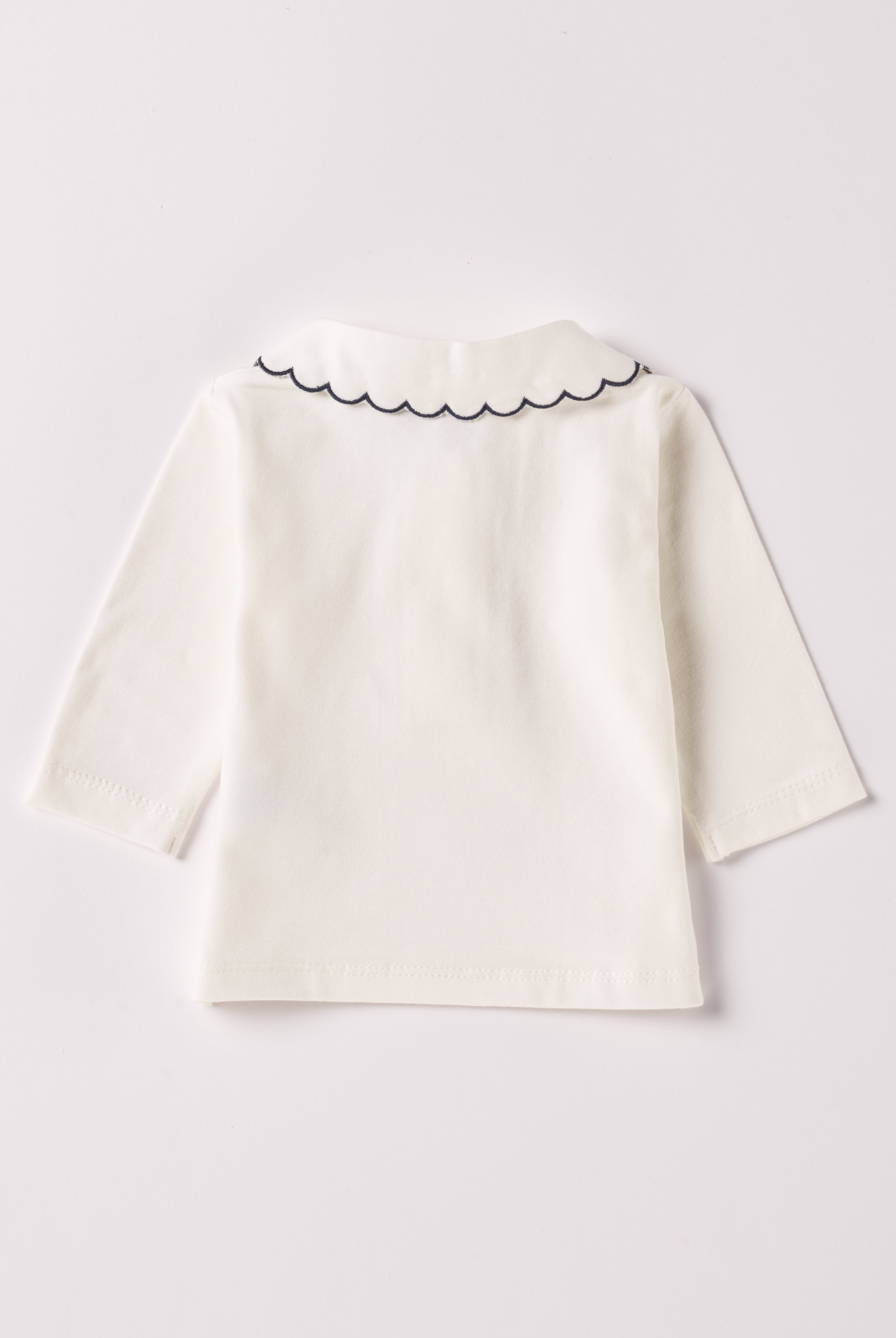 Die Interlock-Bluse für Baby Mädchen von AMIO Firenze ist aus weicher Baumwolle gefertigt und bietet durch das Innenflanell ein äußerst angenehmes Tragegefühl. Der mit einer dunkelblauen Naht bestickte Kragen und die echten Perlmuttknöpfe verleihen der Bluse einen besonders stilvollen Touch.
Höchste Qualität, bestes Preis-Leistungs-Verhältnis MADE IN ITALY.