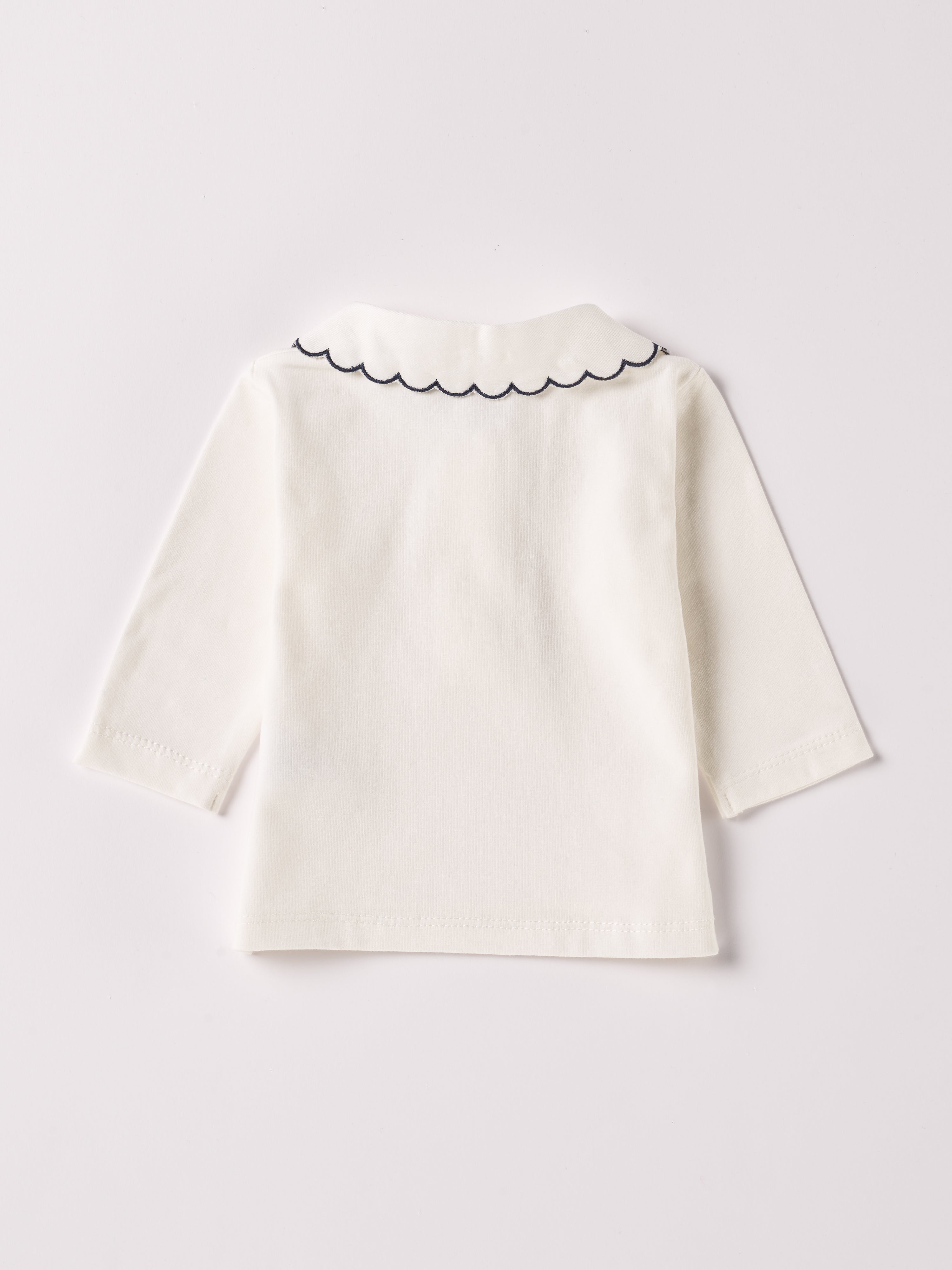 Die Interlock-Bluse für Baby Mädchen von AMIO Firenze ist aus weicher Baumwolle gefertigt und bietet durch das Innenflanell ein äußerst angenehmes Tragegefühl. Der mit einer dunkelblauen Naht bestickte Kragen und die echten Perlmuttknöpfe verleihen der Bluse einen besonders stilvollen Touch.
Höchste Qualität, bestes Preis-Leistungs-Verhältnis MADE IN ITALY.