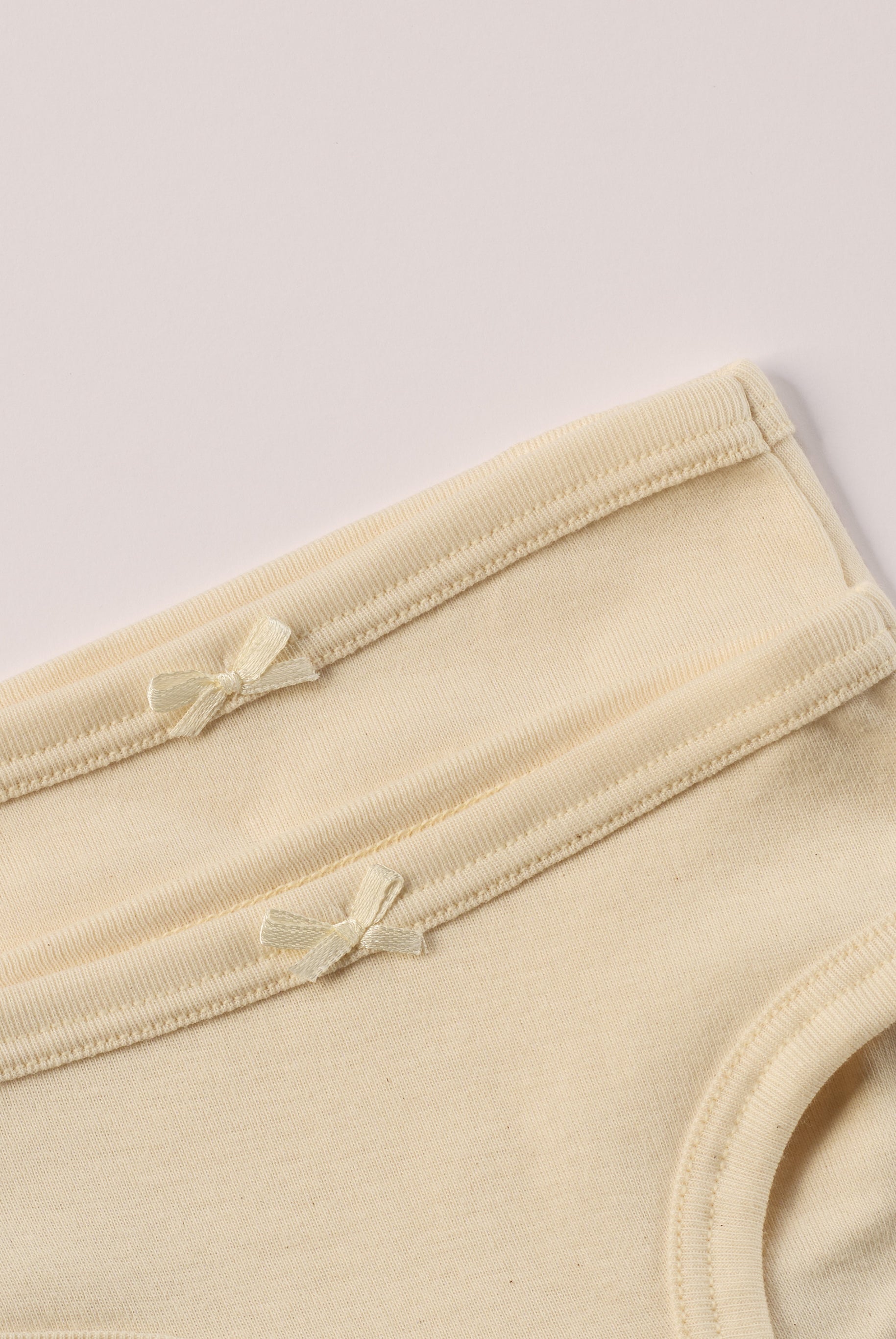 Die Mädchen Slips bestehen aus 100% naturbelassener, organischer Baumwolle – ohne Färbung, ohne Bleiche. Gerade bei Unterwäsche ist die Materialwahl entscheidend: Durch den permanenten Hautkontakt und Reibung kann empfindliche Kinderhaut schnell gereizt reagieren. Die unbehandelte Baumwolle fühlt sich weich an, ist atmungsaktiv und wurde bewusst für maximalen Hautkomfort gewählt.