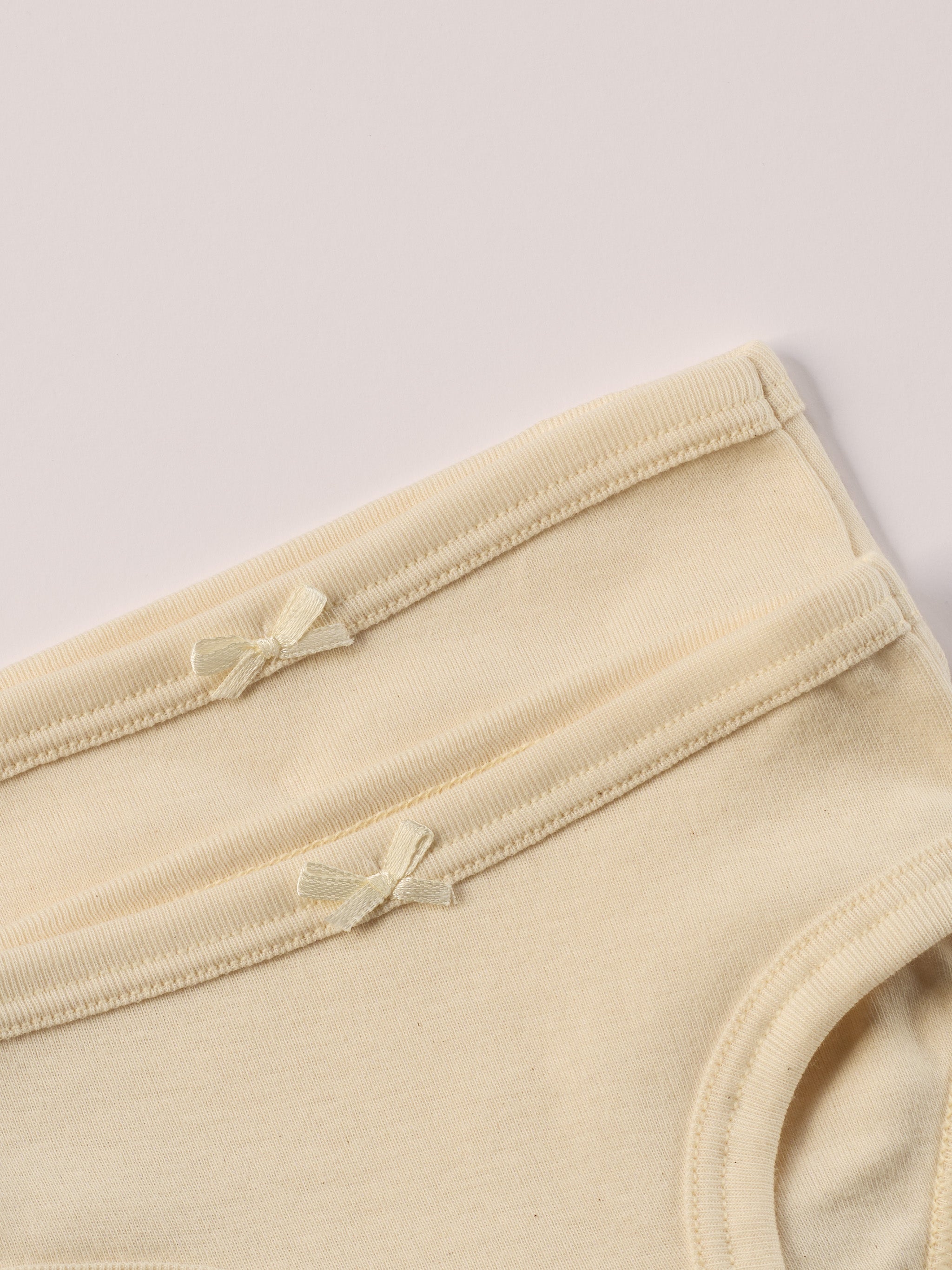 Die Mädchen Slips bestehen aus 100% naturbelassener, organischer Baumwolle – ohne Färbung, ohne Bleiche. Gerade bei Unterwäsche ist die Materialwahl entscheidend: Durch den permanenten Hautkontakt und Reibung kann empfindliche Kinderhaut schnell gereizt reagieren. Die unbehandelte Baumwolle fühlt sich weich an, ist atmungsaktiv und wurde bewusst für maximalen Hautkomfort gewählt.