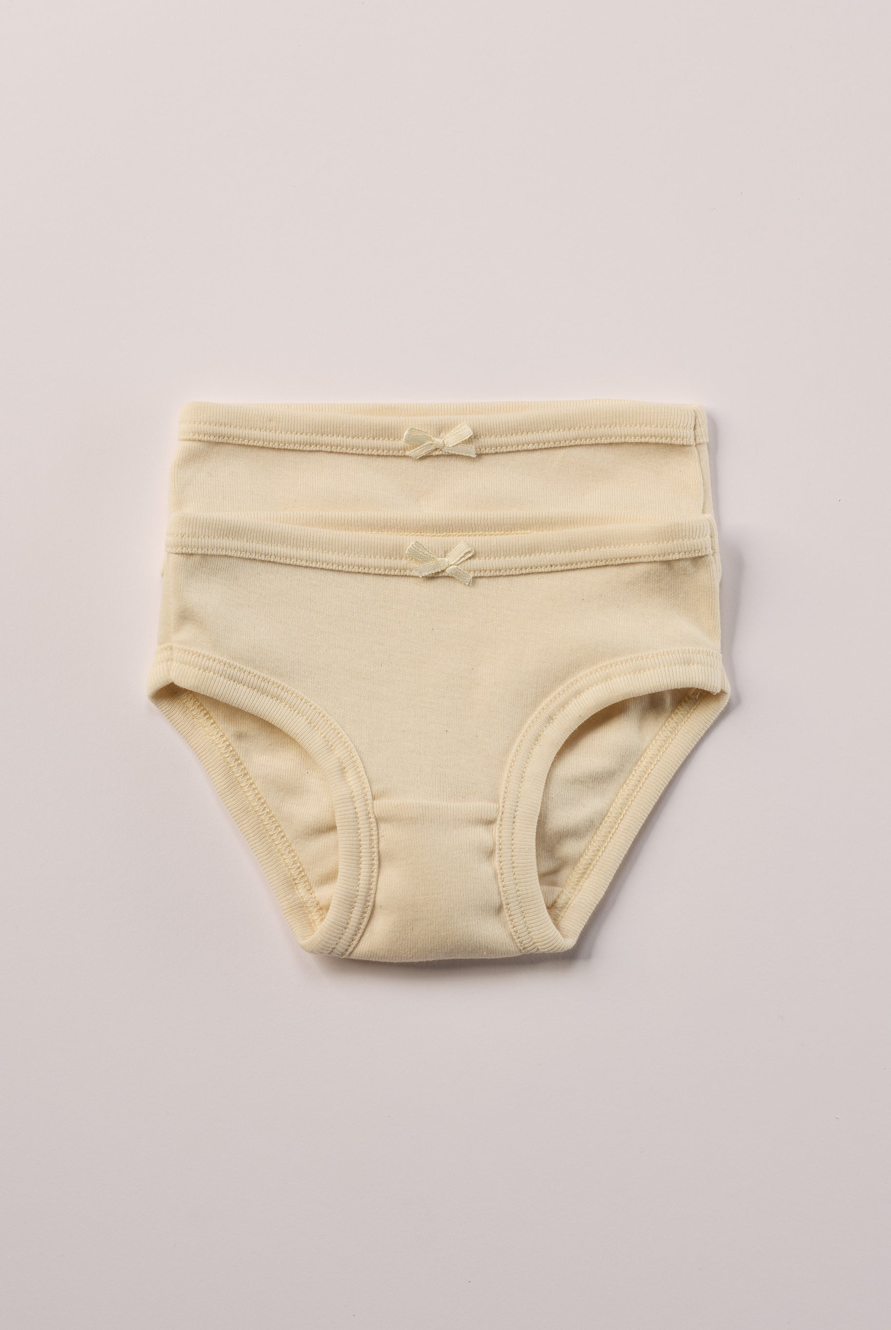 Die Mädchen Slips bestehen aus 100% naturbelassener, organischer Baumwolle – ohne Färbung, ohne Bleiche. Gerade bei Unterwäsche ist die Materialwahl entscheidend: Durch den permanenten Hautkontakt und Reibung kann empfindliche Kinderhaut schnell gereizt reagieren. Die unbehandelte Baumwolle fühlt sich weich an, ist atmungsaktiv und wurde bewusst für maximalen Hautkomfort gewählt.