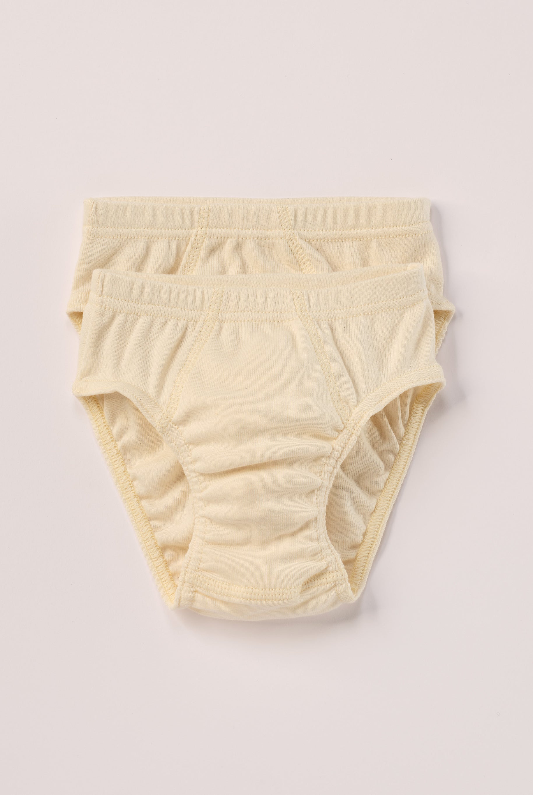 Die Jungen Slips bestehen aus 100% naturbelassener, organischer Baumwolle – ohne Färbung, ohne Bleiche. Gerade bei Unterwäsche ist die Materialwahl entscheidend: Durch den permanenten Hautkontakt und Reibung kann empfindliche Kinderhaut schnell gereizt reagieren. Die unbehandelte Baumwolle fühlt sich weich an, ist atmungsaktiv und wurde bewusst für maximalen Hautkomfort gewählt. Ohne vertikale Naht in der Mitte gestaltet.