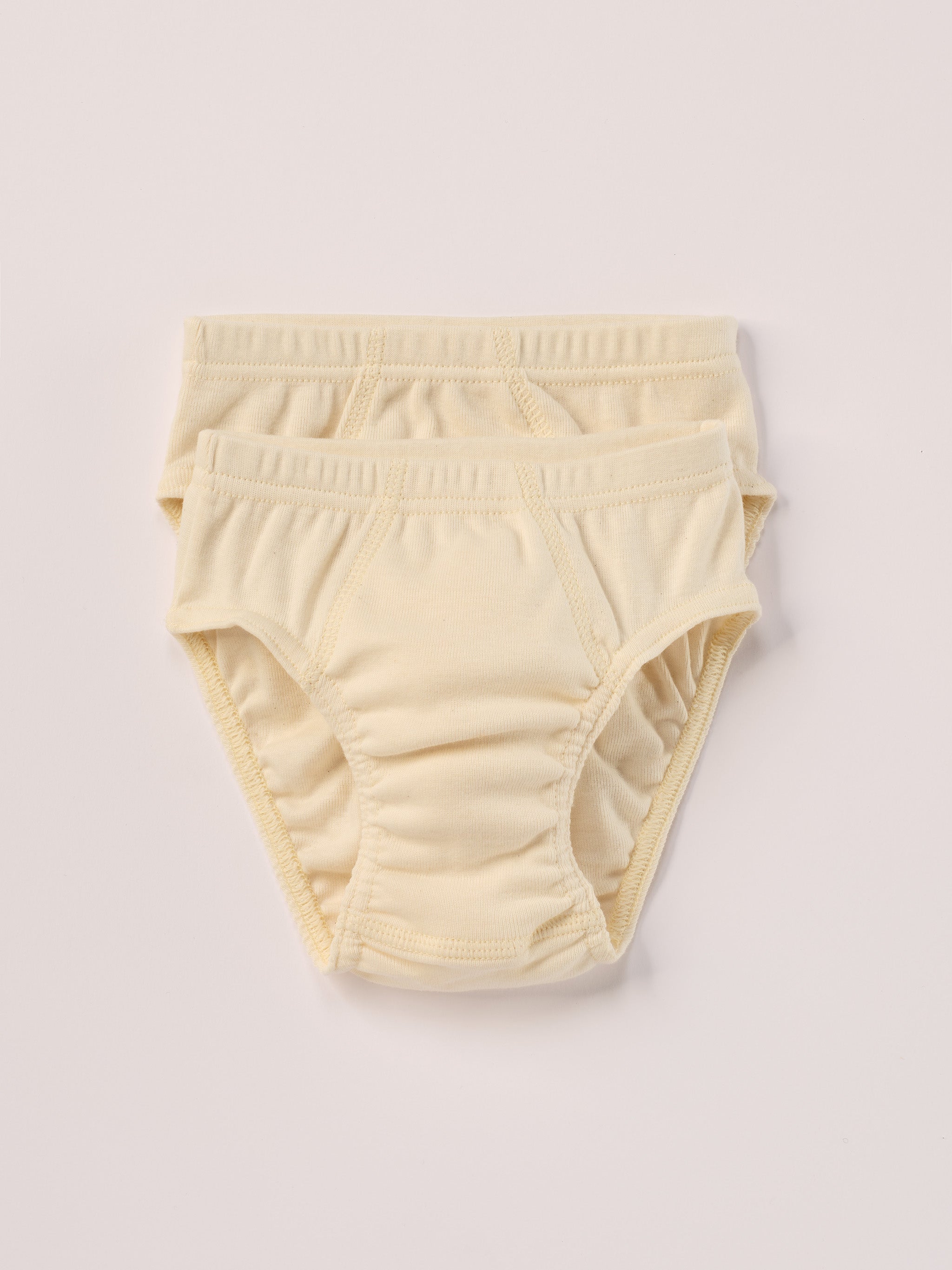 Die Jungen Slips bestehen aus 100% naturbelassener, organischer Baumwolle – ohne Färbung, ohne Bleiche. Gerade bei Unterwäsche ist die Materialwahl entscheidend: Durch den permanenten Hautkontakt und Reibung kann empfindliche Kinderhaut schnell gereizt reagieren. Die unbehandelte Baumwolle fühlt sich weich an, ist atmungsaktiv und wurde bewusst für maximalen Hautkomfort gewählt. Ohne vertikale Naht in der Mitte gestaltet.
