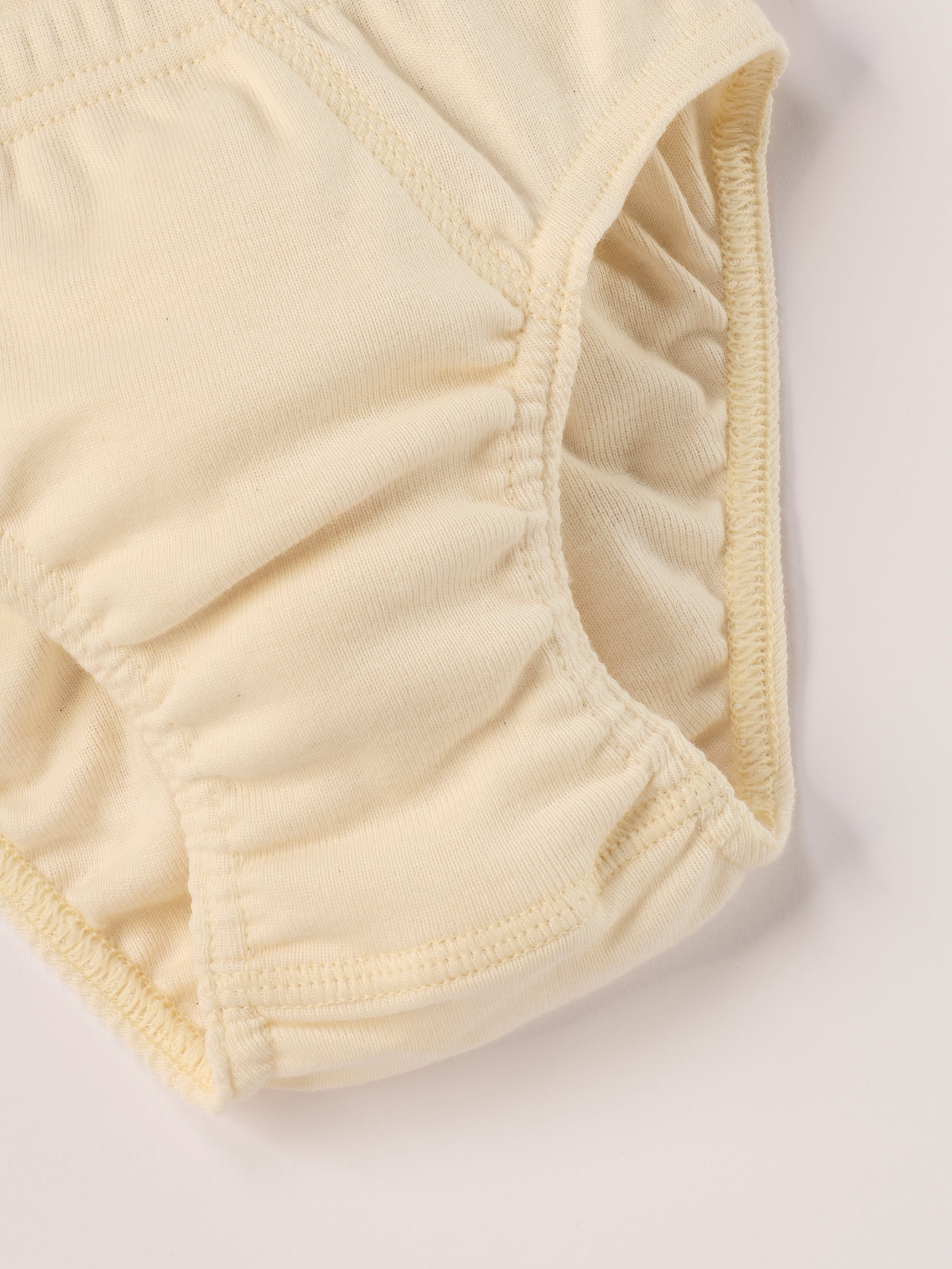 Die Jungen Slips bestehen aus 100% naturbelassener, organischer Baumwolle – ohne Färbung, ohne Bleiche. Gerade bei Unterwäsche ist die Materialwahl entscheidend: Durch den permanenten Hautkontakt und Reibung kann empfindliche Kinderhaut schnell gereizt reagieren. Die unbehandelte Baumwolle fühlt sich weich an, ist atmungsaktiv und wurde bewusst für maximalen Hautkomfort gewählt. Ohne vertikale Naht in der Mitte gestaltet.