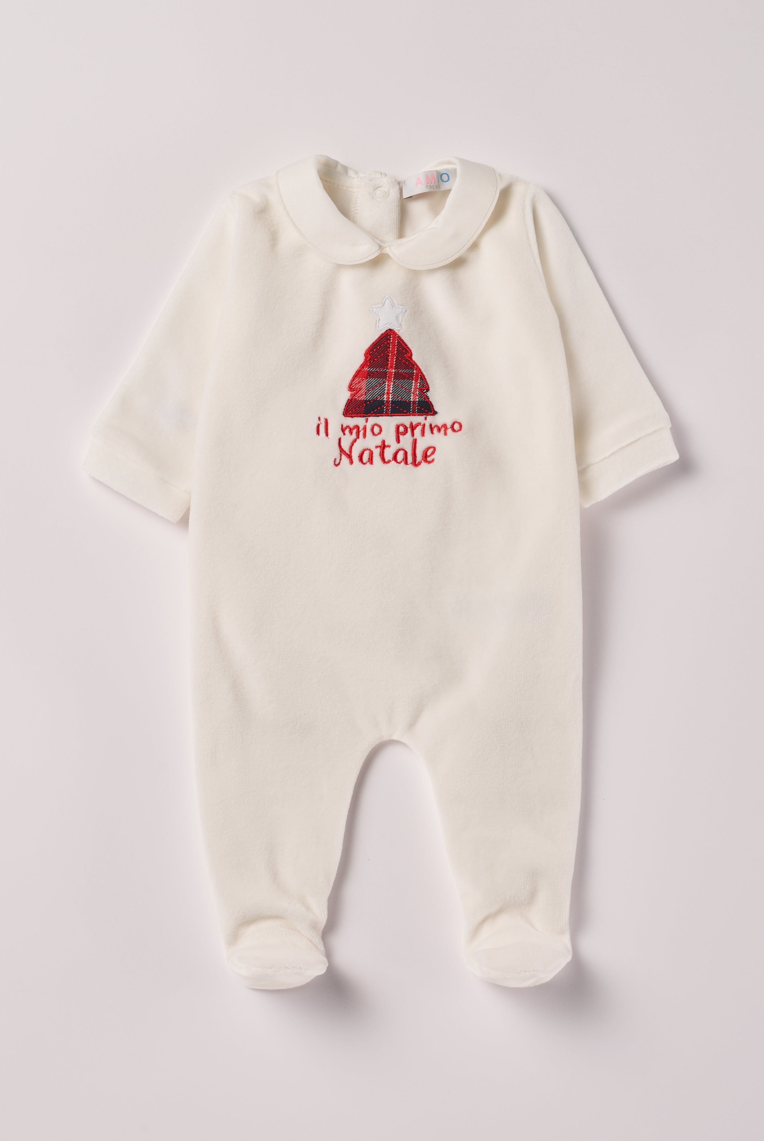 Der weiche und wärmespendende Weihnachtsstrampler von AMIO Firenze mit Kragen und Tannenbaumapplikation ist der perfekte Begleiter für den Alltag in der kalten Jahreszeit. Maximaler Tragekomfort, gepaart mit einer herausragenden Passform aus Samt (Ciniglia). Das Modell hat einen praktischen Schnitt, um etwa die Windel schnell und unkompliziert wechseln zu können. Die bestickte Widmung "Mein erstes Weihnachten" verleiht dem Strampler eine besonders festliche Note.