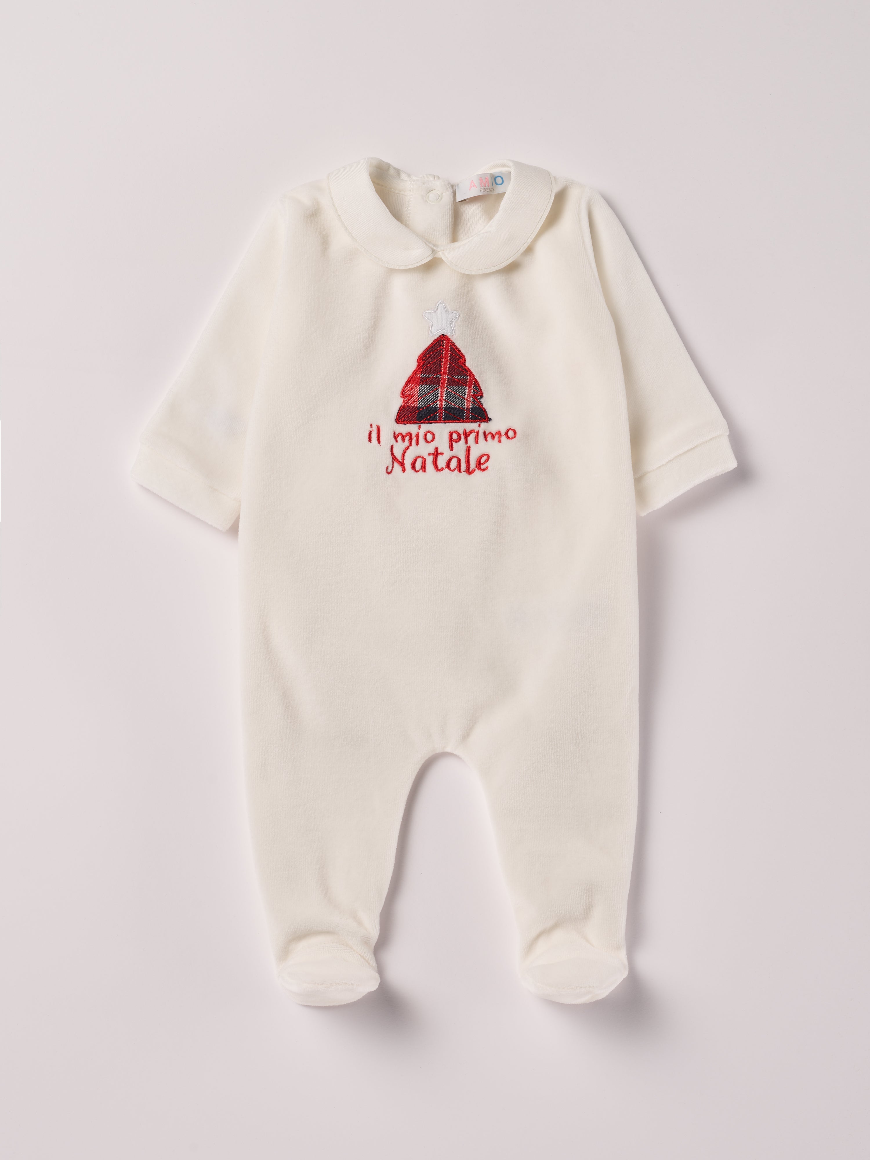 Der weiche und wärmespendende Weihnachtsstrampler von AMIO Firenze mit Kragen und Tannenbaumapplikation ist der perfekte Begleiter für den Alltag in der kalten Jahreszeit. Maximaler Tragekomfort, gepaart mit einer herausragenden Passform aus Samt (Ciniglia). Das Modell hat einen praktischen Schnitt, um etwa die Windel schnell und unkompliziert wechseln zu können. Die bestickte Widmung "Mein erstes Weihnachten" verleiht dem Strampler eine besonders festliche Note.