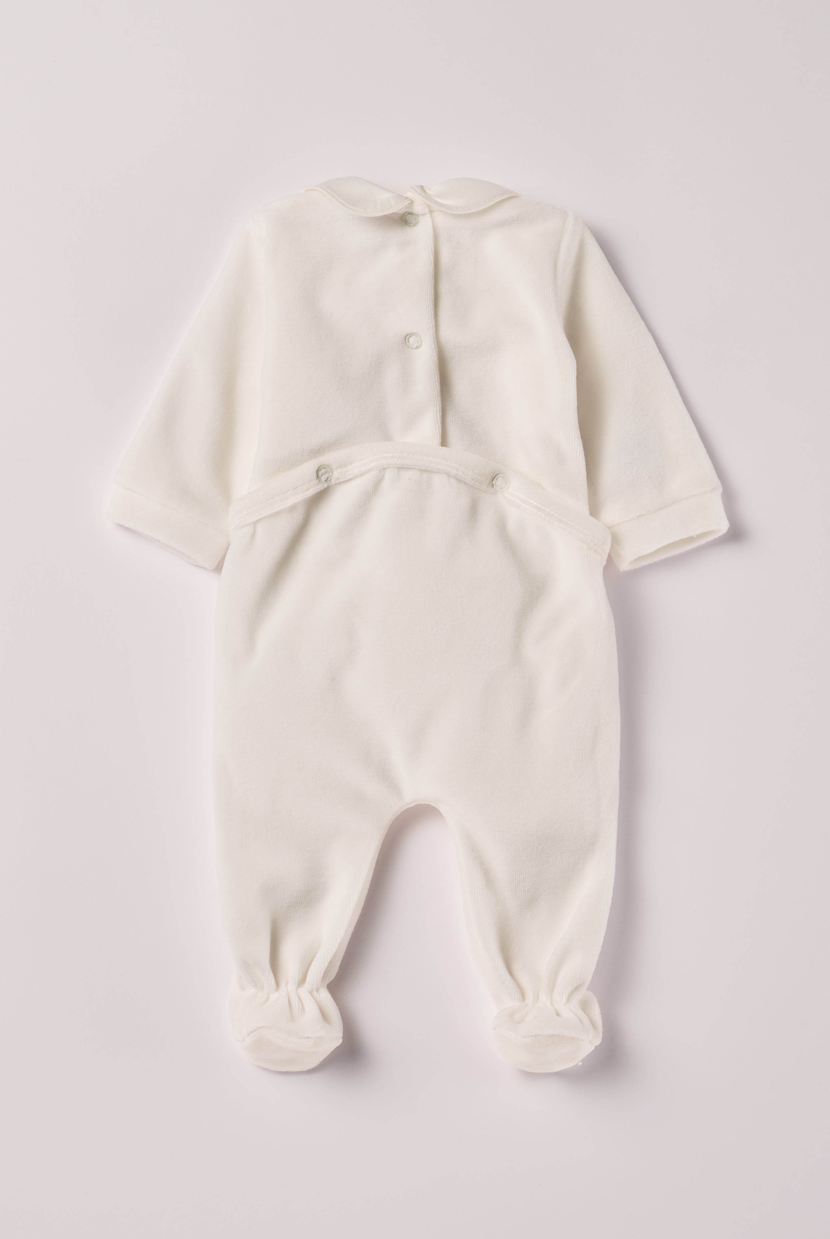 Der weiche und wärmespendende Weihnachtsstrampler von AMIO Firenze mit Kragen und Tannenbaumapplikation ist der perfekte Begleiter für den Alltag in der kalten Jahreszeit. Maximaler Tragekomfort, gepaart mit einer herausragenden Passform aus Samt (Ciniglia). Das Modell hat einen praktischen Schnitt, um etwa die Windel schnell und unkompliziert wechseln zu können. Die bestickte Widmung "Mein erstes Weihnachten" verleiht dem Strampler eine besonders festliche Note.