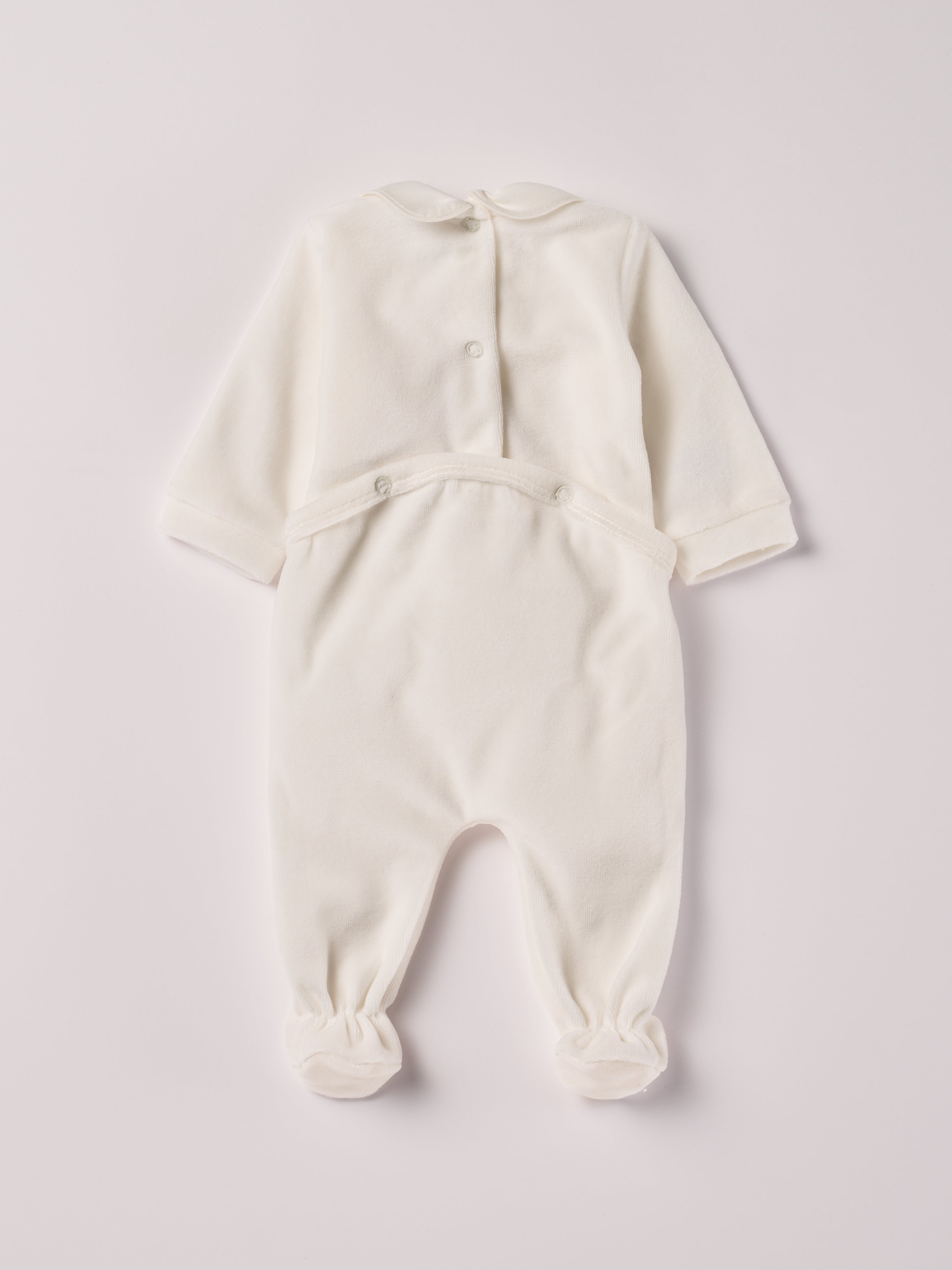 Der weiche und wärmespendende Weihnachtsstrampler von AMIO Firenze mit Kragen und Tannenbaumapplikation ist der perfekte Begleiter für den Alltag in der kalten Jahreszeit. Maximaler Tragekomfort, gepaart mit einer herausragenden Passform aus Samt (Ciniglia). Das Modell hat einen praktischen Schnitt, um etwa die Windel schnell und unkompliziert wechseln zu können. Die bestickte Widmung "Mein erstes Weihnachten" verleiht dem Strampler eine besonders festliche Note.