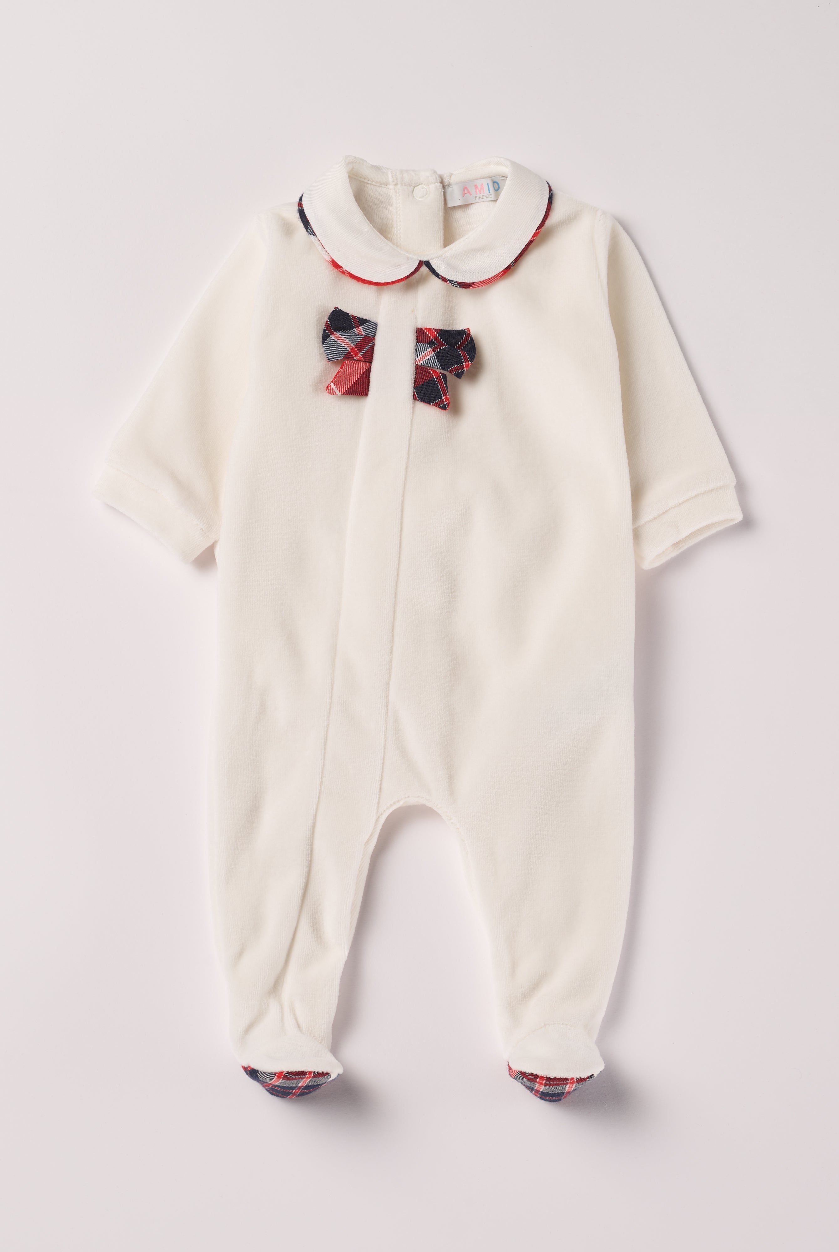 Der weiche und wärmespendende Weihnachtsstrampler von AMIO Firenze mit Kragen und Tartan-Schleife ist der perfekte Begleiter für den Alltag in der kalten Jahreszeit. Maximaler Tragekomfort, gepaart mit einer herausragenden Passform aus Samt (Ciniglia). Das Modell hat einen praktischen Schnitt, um etwa die Windel schnell und unkompliziert wechseln zu können. Ein AMIO Firenze Must-Have für jede Grundausstattung.
Höchste Qualität, bestes Preis-Leistungs-Verhältnis MADE IN ITALY.