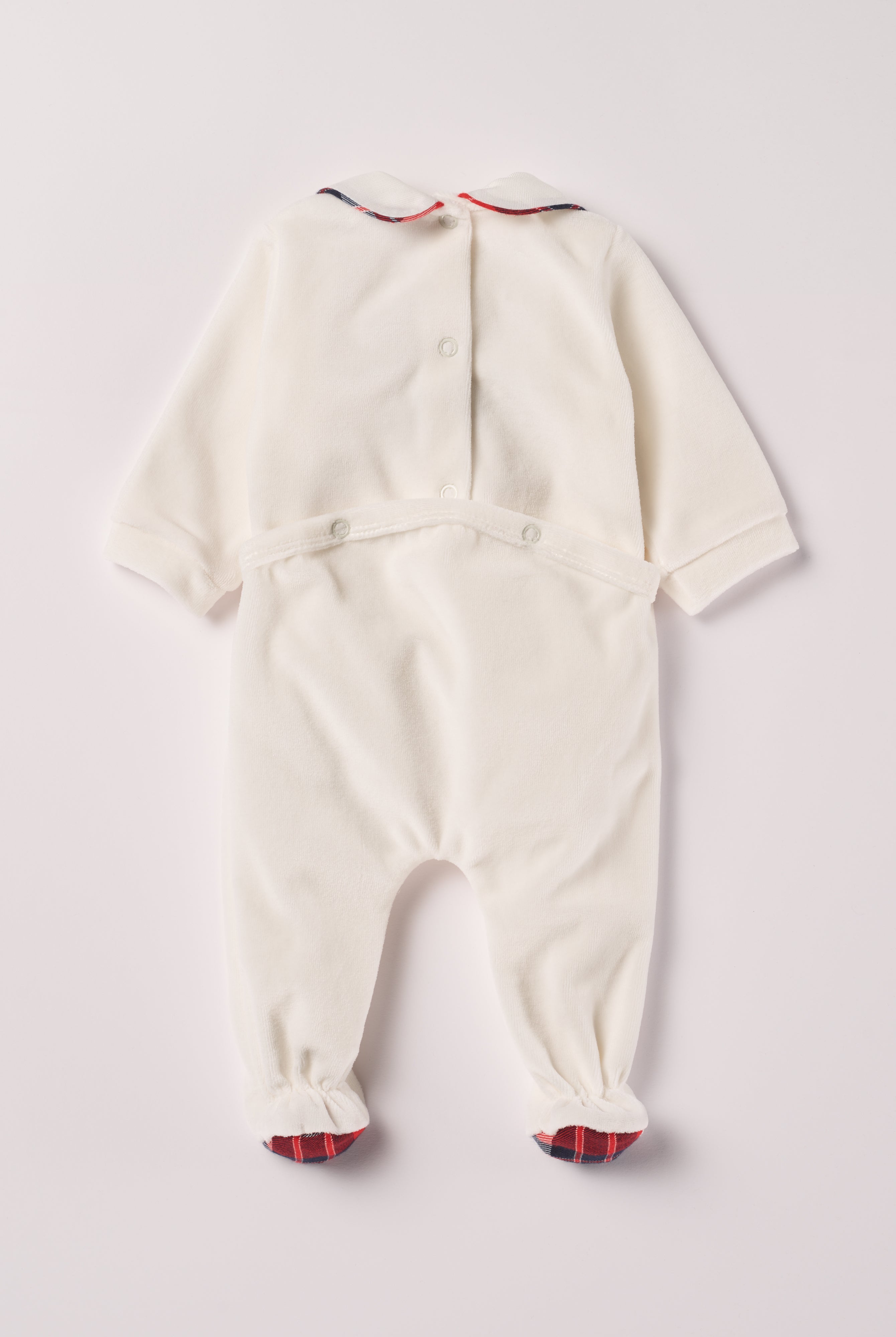 Der weiche und wärmespendende Weihnachtsstrampler von AMIO Firenze mit Kragen und Tartan-Schleife ist der perfekte Begleiter für den Alltag in der kalten Jahreszeit. Maximaler Tragekomfort, gepaart mit einer herausragenden Passform aus Samt (Ciniglia). Das Modell hat einen praktischen Schnitt, um etwa die Windel schnell und unkompliziert wechseln zu können. Ein AMIO Firenze Must-Have für jede Grundausstattung.
Höchste Qualität, bestes Preis-Leistungs-Verhältnis MADE IN ITALY.