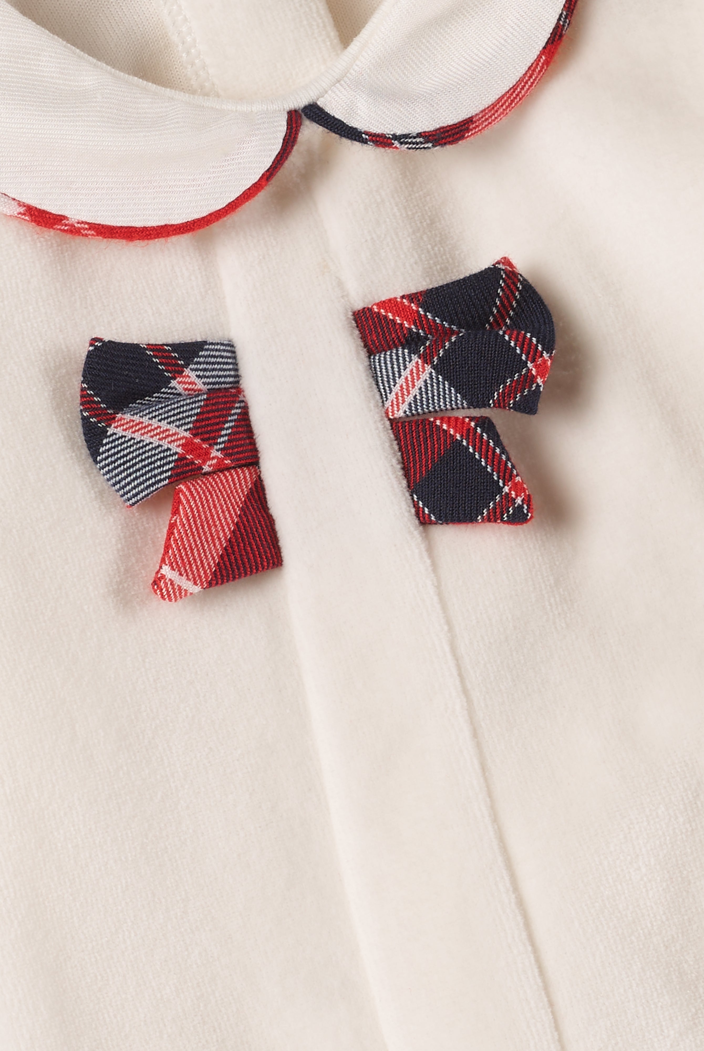 Der weiche und wärmespendende Weihnachtsstrampler von AMIO Firenze mit Kragen und Tartan-Schleife ist der perfekte Begleiter für den Alltag in der kalten Jahreszeit. Maximaler Tragekomfort, gepaart mit einer herausragenden Passform aus Samt (Ciniglia). Das Modell hat einen praktischen Schnitt, um etwa die Windel schnell und unkompliziert wechseln zu können. Ein AMIO Firenze Must-Have für jede Grundausstattung.
Höchste Qualität, bestes Preis-Leistungs-Verhältnis MADE IN ITALY.