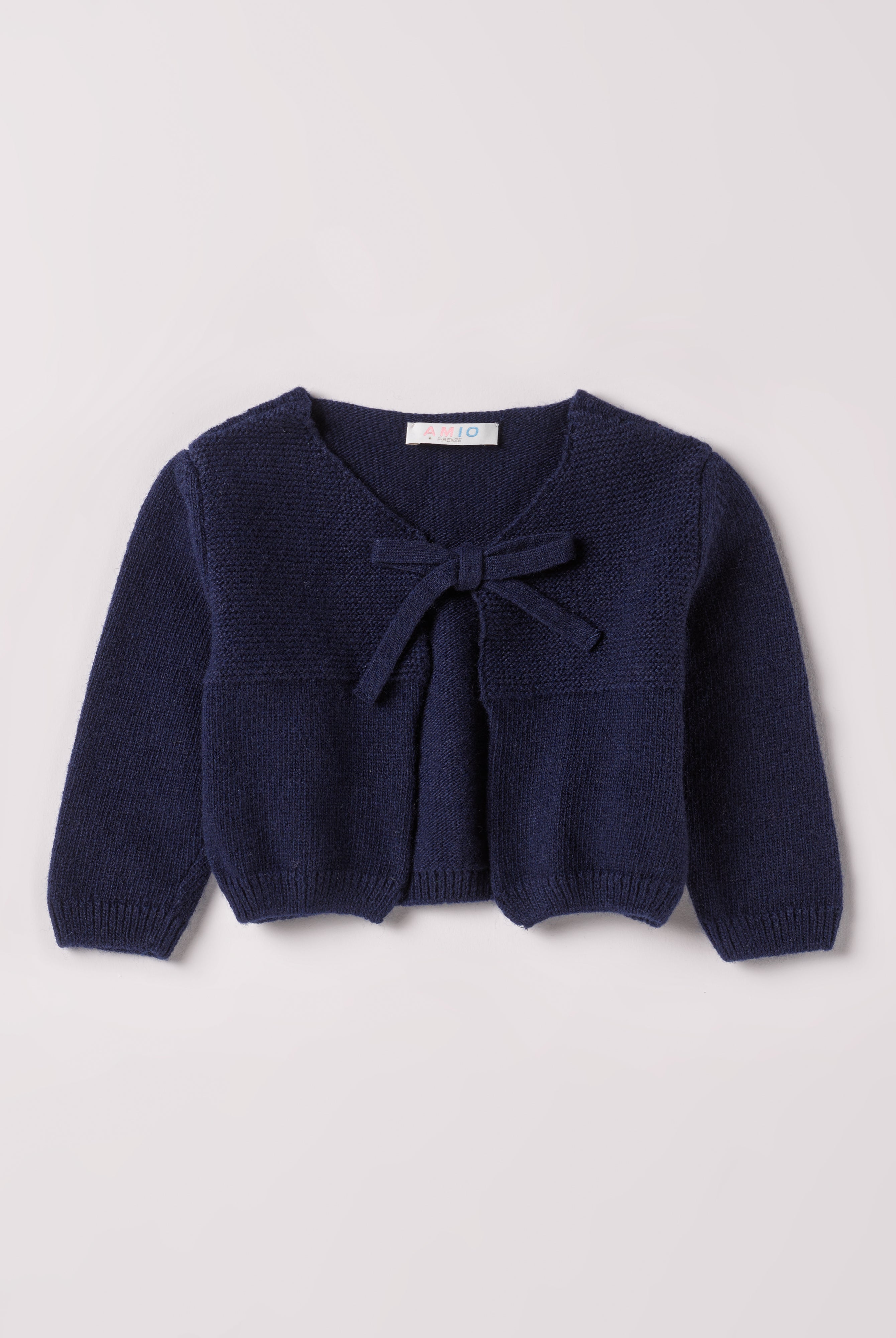 Der Strick-Bolero von AMIO Firenze ist dank seiner weichen, leichten und wärmenden Eigenschaften der perfekte Begleiter für kühlere Tage. Sein klassisches Design macht es zu einem eleganten Kleidungsstück, das man immer wieder zu festlichen oder alltäglichen Outfits kombiniert.
Höchste Qualität, bestes Preis-Leistungs-Verhältnis MADE IN ITALY.