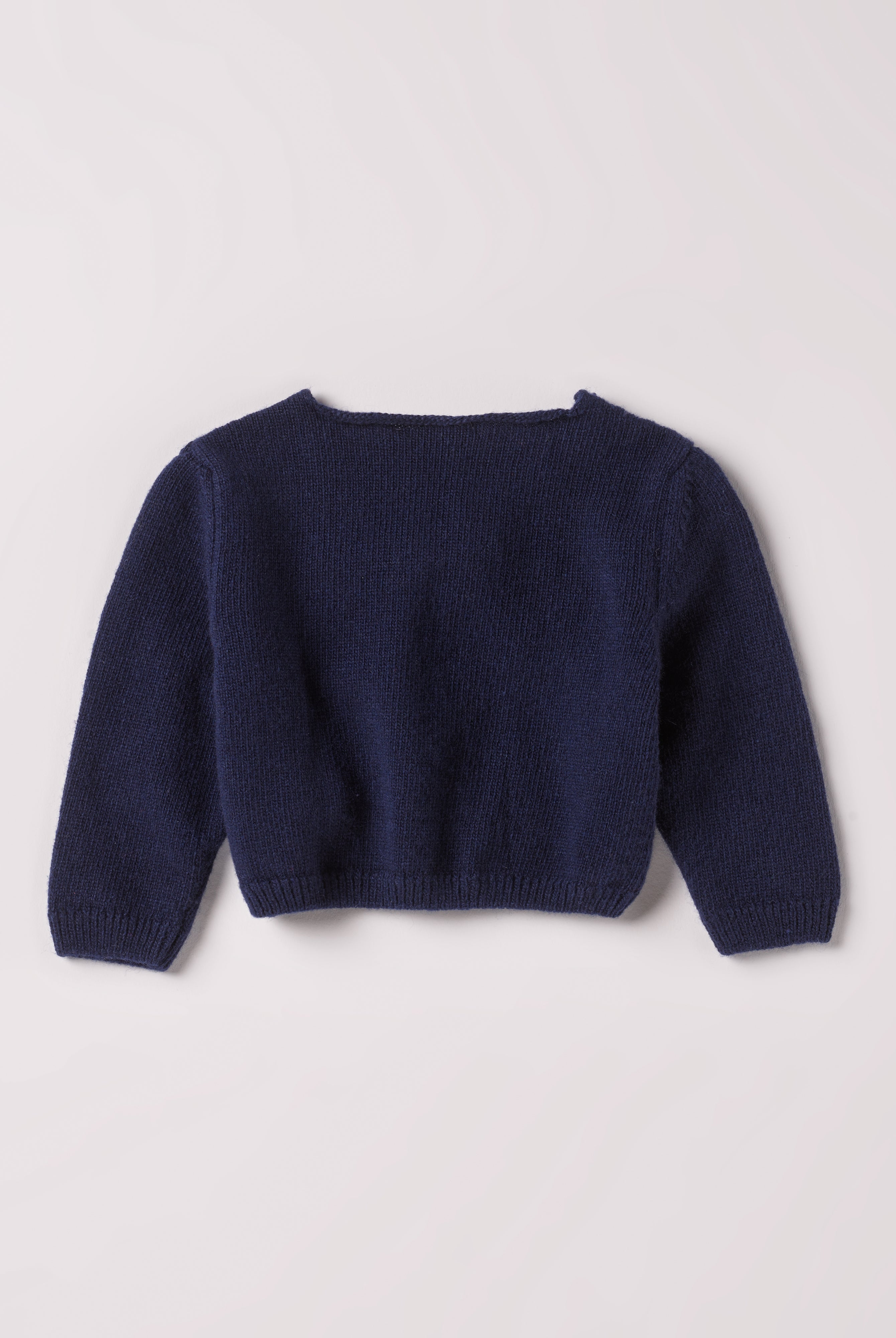 Der Strick-Bolero von AMIO Firenze ist dank seiner weichen, leichten und wärmenden Eigenschaften der perfekte Begleiter für kühlere Tage. Sein klassisches Design macht es zu einem eleganten Kleidungsstück, das man immer wieder zu festlichen oder alltäglichen Outfits kombiniert.
Höchste Qualität, bestes Preis-Leistungs-Verhältnis MADE IN ITALY.