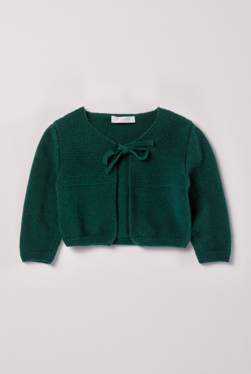 Der Strick-Bolero von AMIO Firenze ist dank seiner weichen, leichten und wärmenden Eigenschaften der perfekte Begleiter für kühlere Tage. Sein klassisches Design macht es zu einem eleganten Kleidungsstück, das man immer wieder zu festlichen oder alltäglichen Outfits kombiniert.
Höchste Qualität, bestes Preis-Leistungs-Verhältnis MADE IN ITALY.