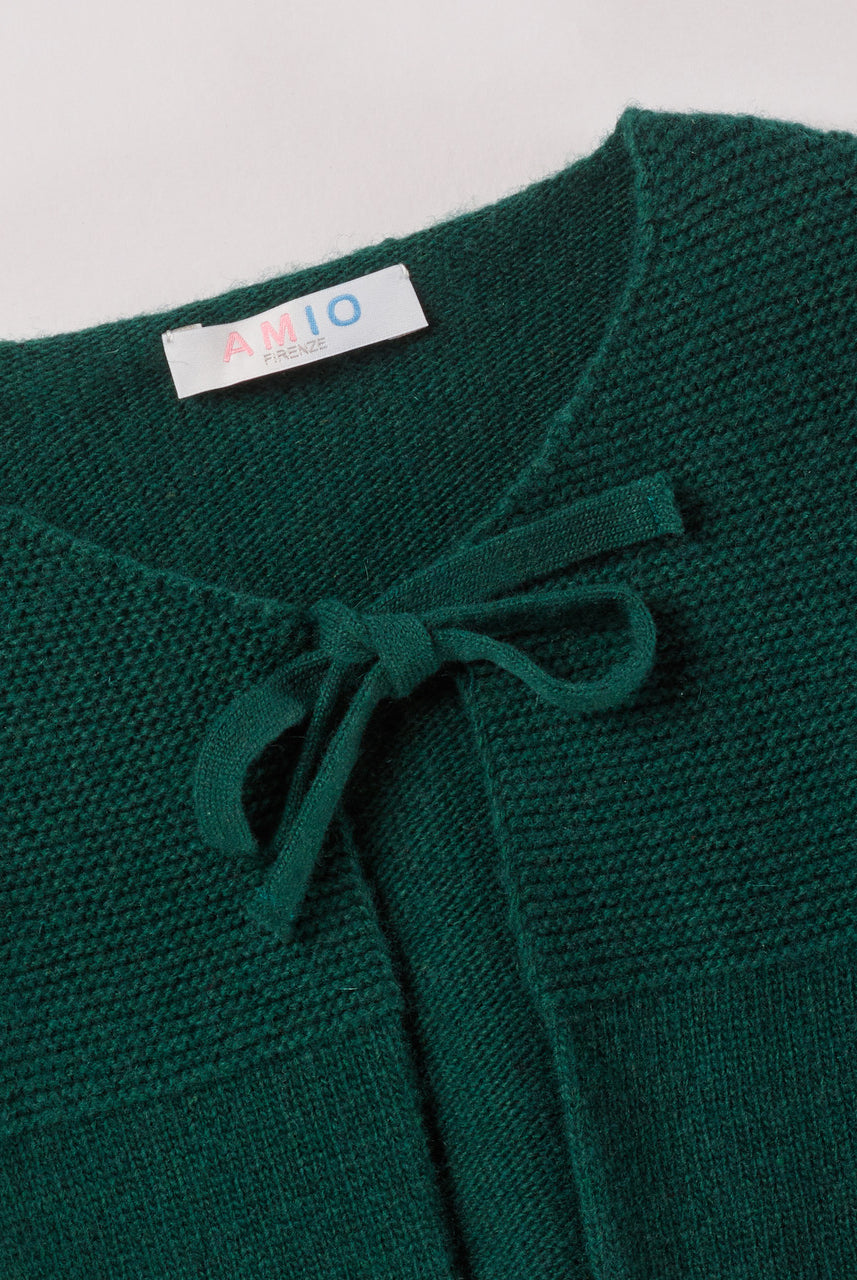 Der Strick-Bolero von AMIO Firenze ist dank seiner weichen, leichten und wärmenden Eigenschaften der perfekte Begleiter für kühlere Tage. Sein klassisches Design macht es zu einem eleganten Kleidungsstück, das man immer wieder zu festlichen oder alltäglichen Outfits kombiniert.
Höchste Qualität, bestes Preis-Leistungs-Verhältnis MADE IN ITALY.