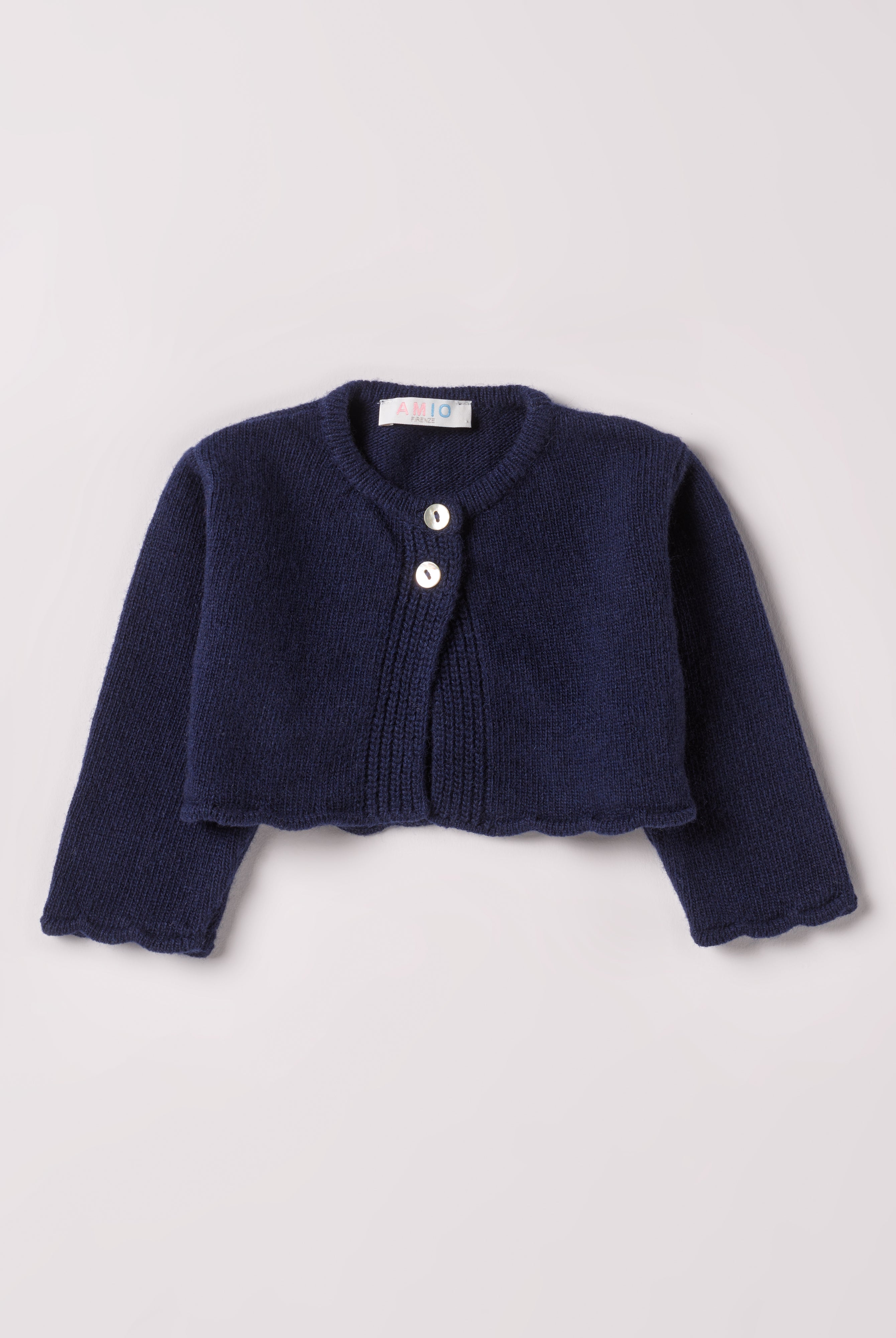 Der Strick-Bolero von AMIO Firenze ist dank seiner weichen, leichten und wärmenden Eigenschaften der perfekte Begleiter für kühlere Tage. Sein klassisches Design mit den echten Perlmuttknöpfen macht es zu einem eleganten Kleidungsstück, das man immer wieder zu festlichen oder alltäglichen Outfits kombiniert.
Höchste Qualität, bestes Preis-Leistungs-Verhältnis MADE IN ITALY