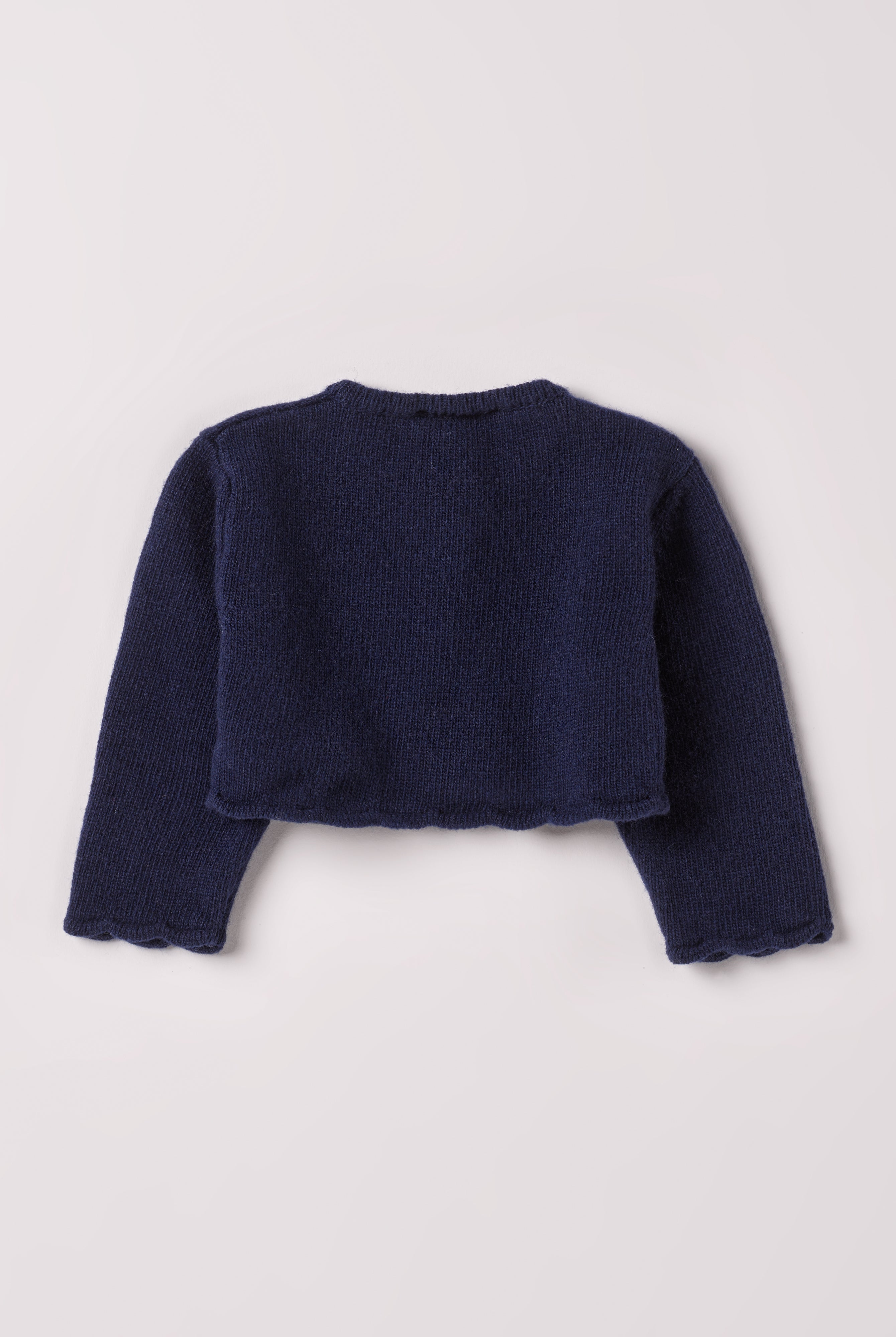 Der Strick-Bolero von AMIO Firenze ist dank seiner weichen, leichten und wärmenden Eigenschaften der perfekte Begleiter für kühlere Tage. Sein klassisches Design mit den echten Perlmuttknöpfen macht es zu einem eleganten Kleidungsstück, das man immer wieder zu festlichen oder alltäglichen Outfits kombiniert.
Höchste Qualität, bestes Preis-Leistungs-Verhältnis MADE IN ITALY