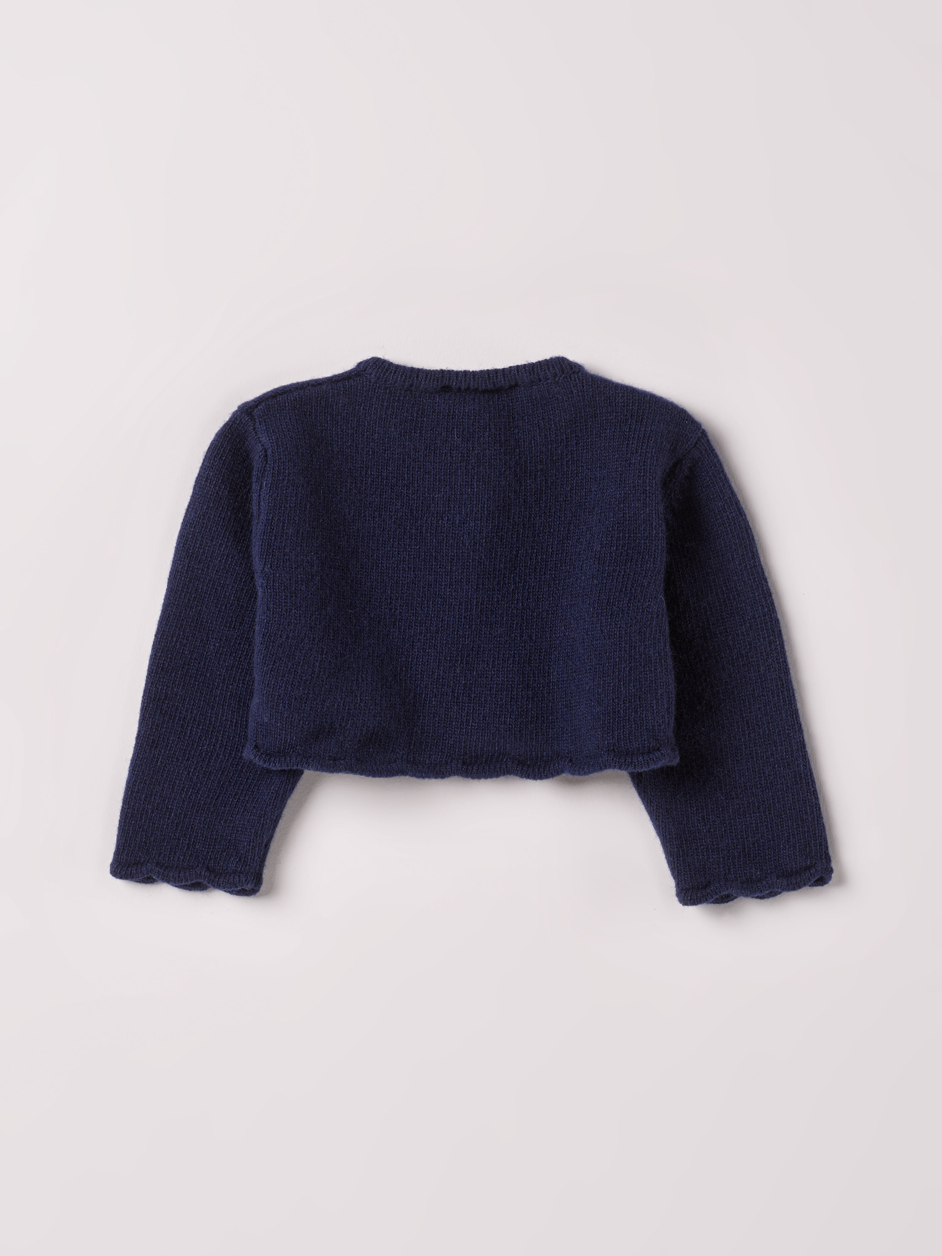 Der Strick-Bolero von AMIO Firenze ist dank seiner weichen, leichten und wärmenden Eigenschaften der perfekte Begleiter für kühlere Tage. Sein klassisches Design mit den echten Perlmuttknöpfen macht es zu einem eleganten Kleidungsstück, das man immer wieder zu festlichen oder alltäglichen Outfits kombiniert.
Höchste Qualität, bestes Preis-Leistungs-Verhältnis MADE IN ITALY