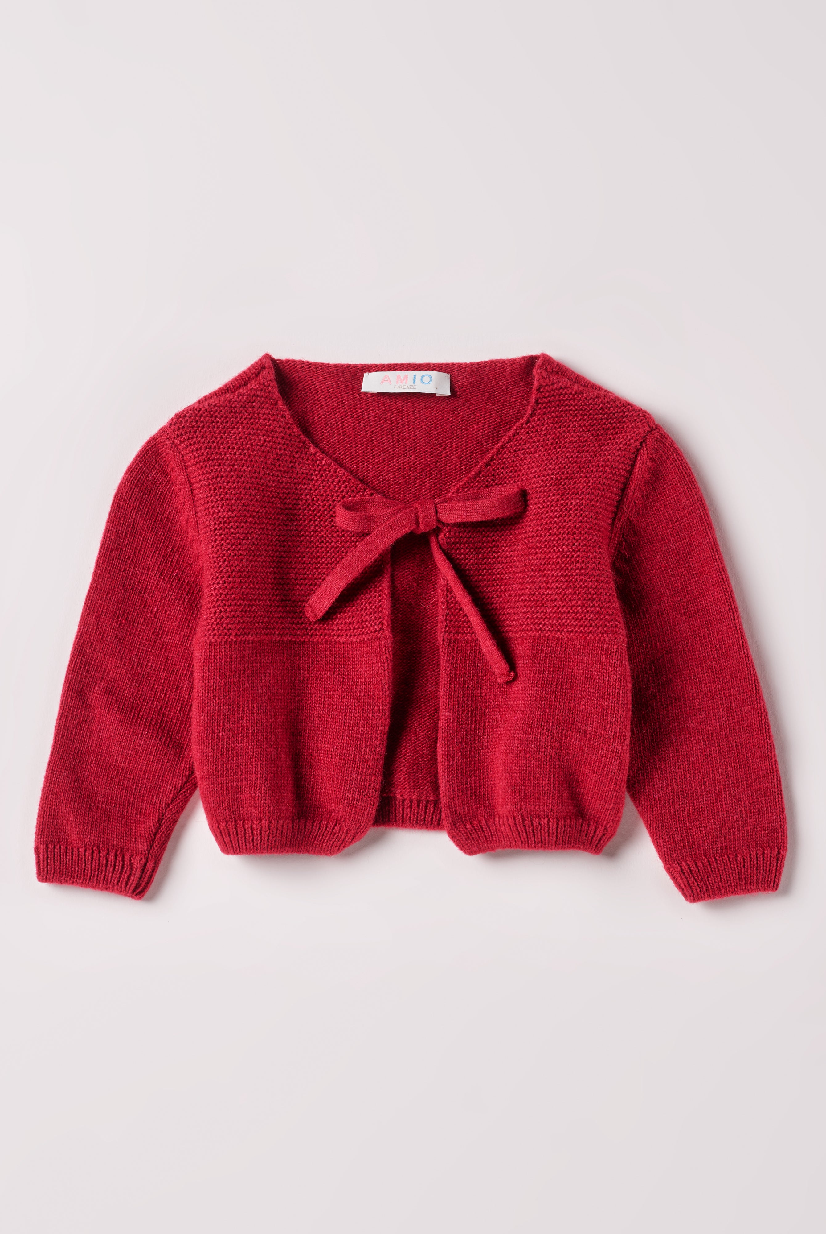 Perfekter Begleiter an kalten Tagen! Der Strick-Bolero in "Rosso Falun" für Baby Mädchen von AMIO Firenze ist dank seiner weichen, leichten und wärmenden Eigenschaften der perfekte Begleiter für kühlere Tage. Merino und Kaschmir. Sein einzigartiges Design macht es zu einem eleganten Kleidungsstück, das man immer wieder gerne trägt. MADE IN ITALY