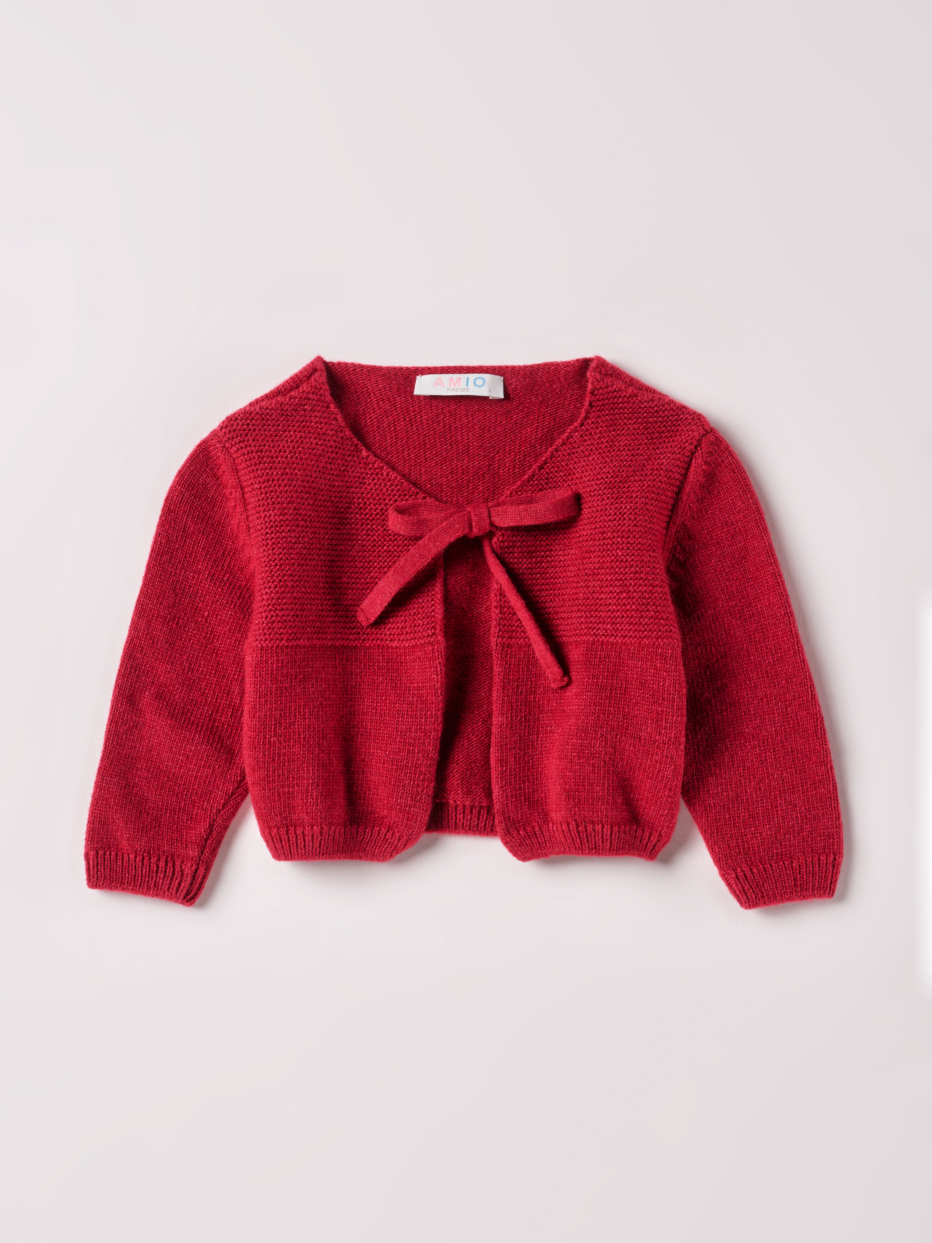 Perfekter Begleiter an kalten Tagen! Der Strick-Bolero in "Rosso Falun" für Baby Mädchen von AMIO Firenze ist dank seiner weichen, leichten und wärmenden Eigenschaften der perfekte Begleiter für kühlere Tage. Merino und Kaschmir. Sein einzigartiges Design macht es zu einem eleganten Kleidungsstück, das man immer wieder gerne trägt. MADE IN ITALY