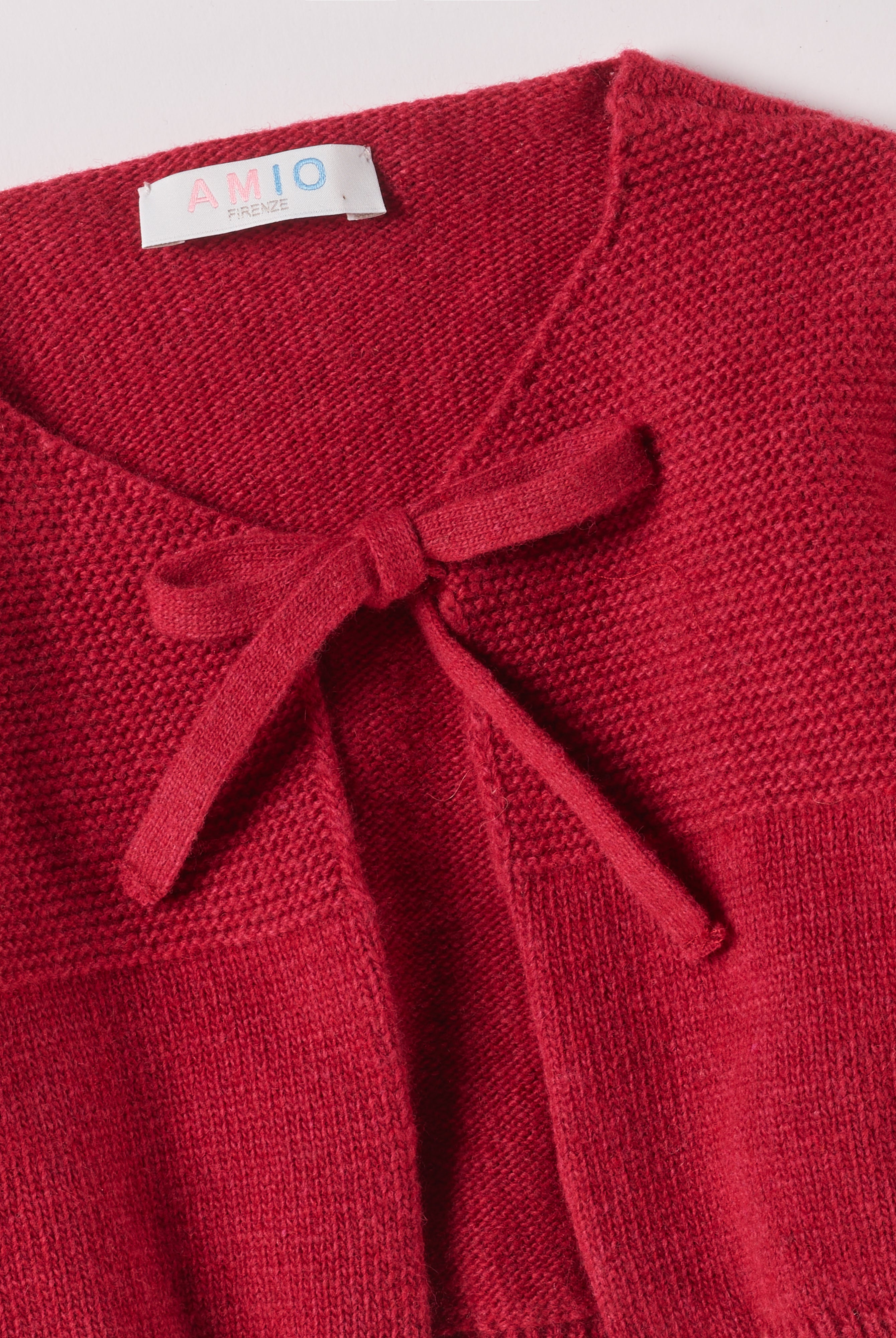 Perfekter Begleiter an kalten Tagen! Der Strick-Bolero in "Rosso Falun" für Baby Mädchen von AMIO Firenze ist dank seiner weichen, leichten und wärmenden Eigenschaften der perfekte Begleiter für kühlere Tage. Merino und Kaschmir. Sein einzigartiges Design macht es zu einem eleganten Kleidungsstück, das man immer wieder gerne trägt. MADE IN ITALY