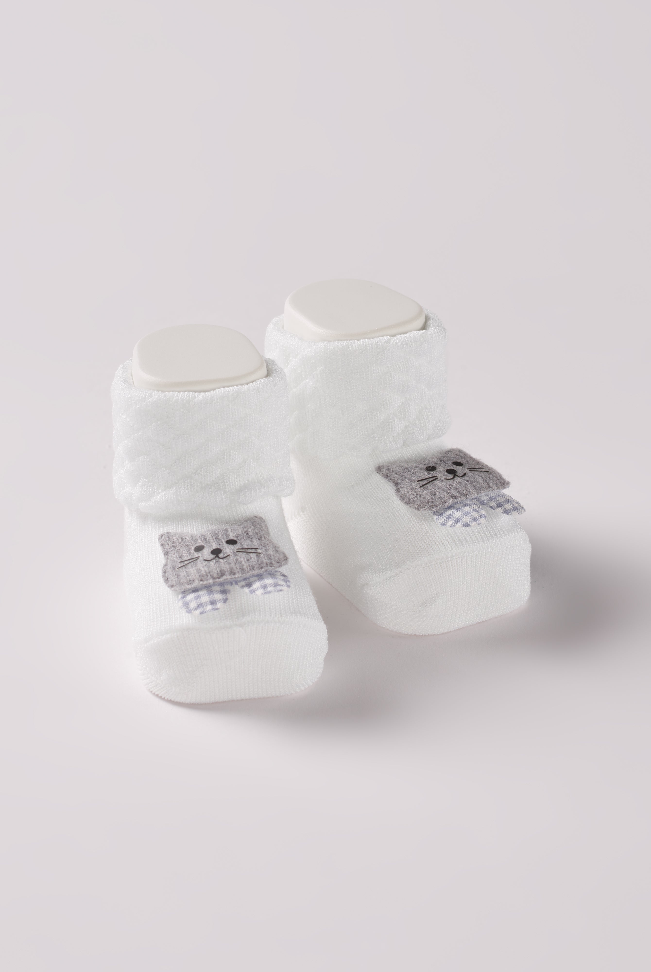 Die Baby Booties verfügen über eine niedliche Kätzchen-Applikation und eignen sich perfekt als Geschenk für Babypartys oder als süße Schwangerschaftsankündigung für Freunde und Verwandte. Die feine Schnürung bietet besonderen Halt am Fuß. Unsere Scarpine werden in einer ansprechenden Geschenkbox präsentiert.
Höchste Qualität, bestes Preis-Leistungs-Verhältnis MADE IN ITALY.