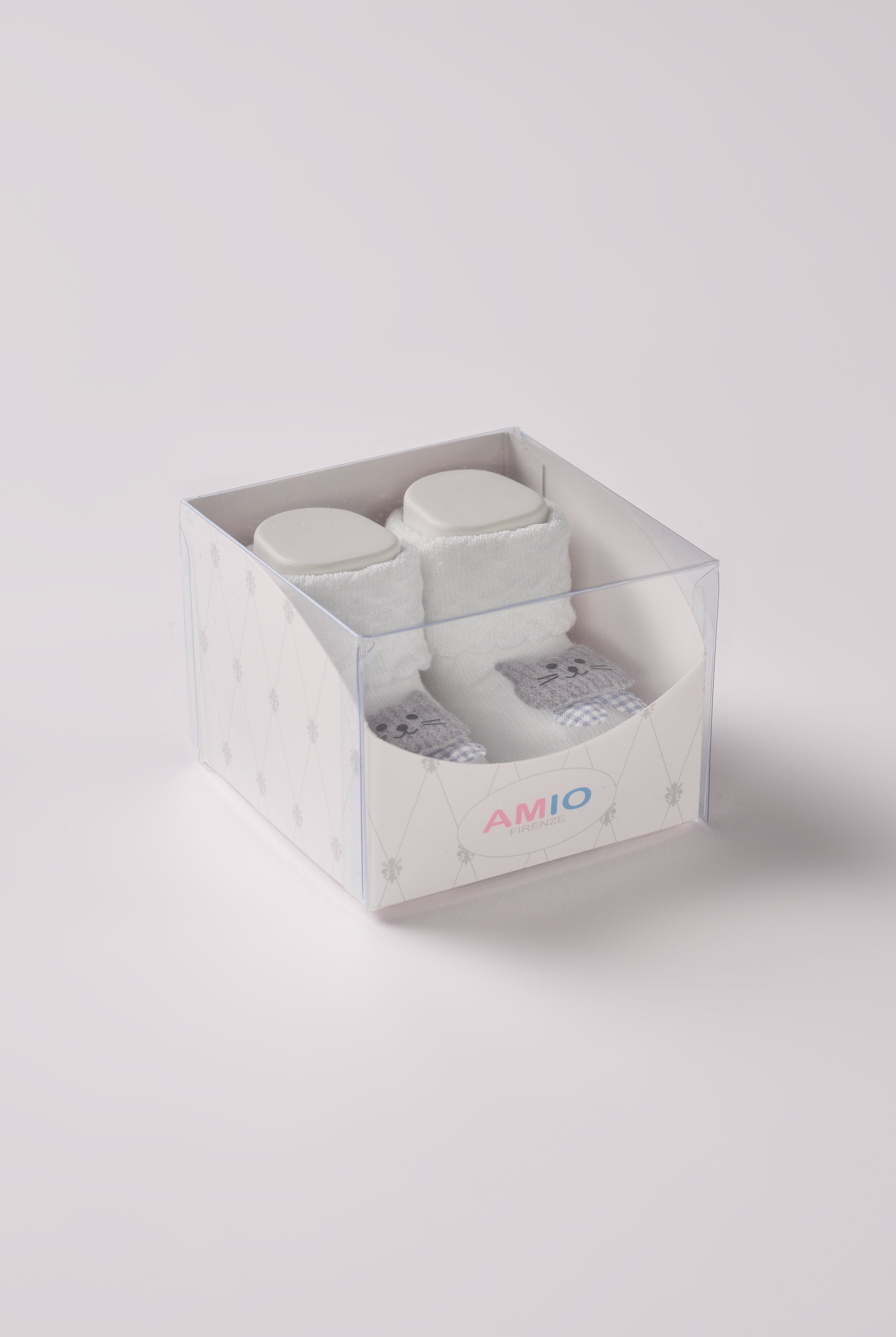 Die Baby Booties verfügen über eine niedliche Kätzchen-Applikation und eignen sich perfekt als Geschenk für Babypartys oder als süße Schwangerschaftsankündigung für Freunde und Verwandte. Die feine Schnürung bietet besonderen Halt am Fuß. Unsere Scarpine werden in einer ansprechenden Geschenkbox präsentiert.
Höchste Qualität, bestes Preis-Leistungs-Verhältnis MADE IN ITALY.