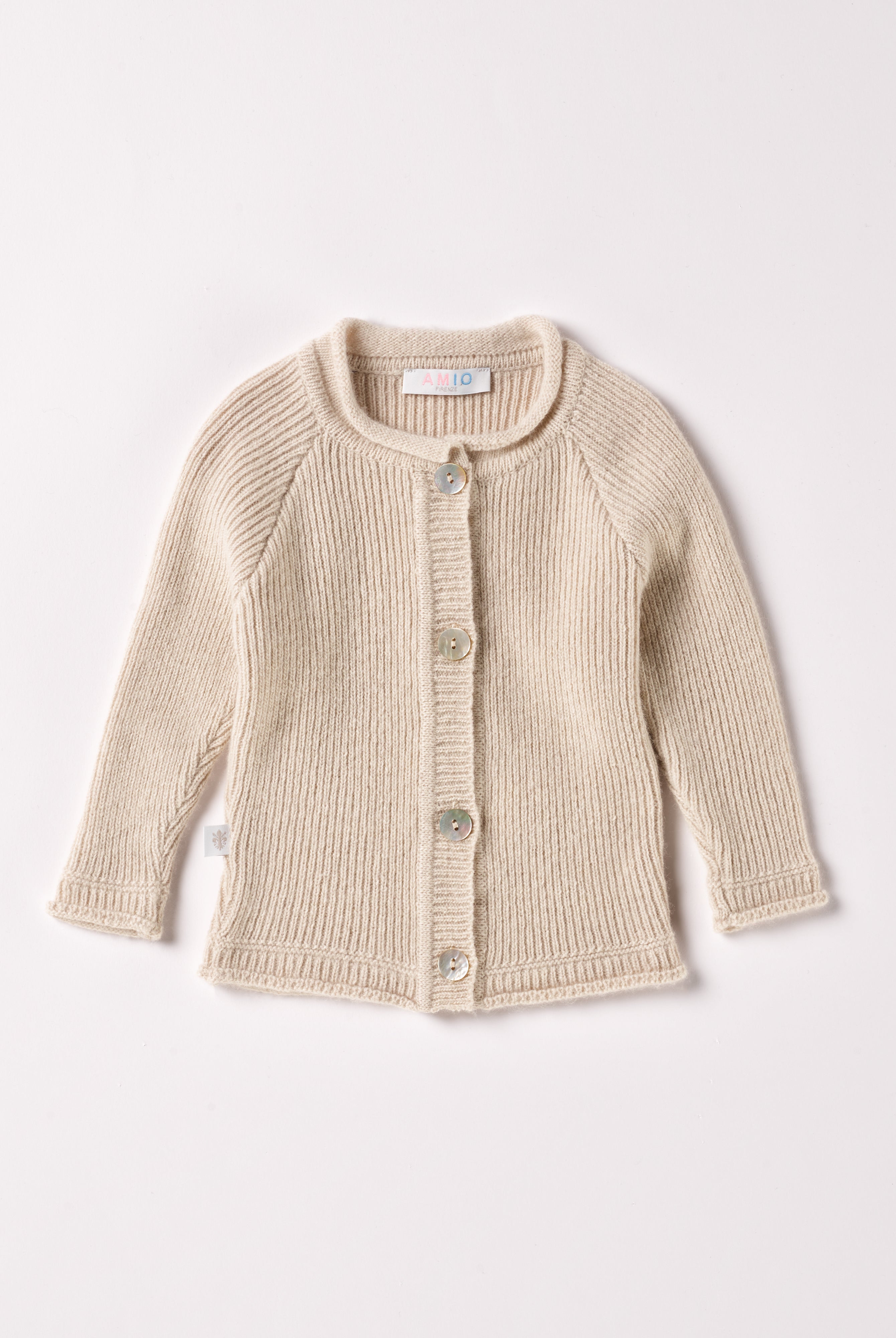 Der Strick-Cardigan von AMIO Firenze ist dank seiner weichen, leichten und wärmenden Eigenschaften der perfekte Begleiter für kühlere Tage. Sein klassisches Design macht es zu einem eleganten Kleidungsstück, das man immer wieder zu festlichen oder alltäglichen Outfits kombiniert. Die echten Perlmuttknöpfe verleihen dem Cardigan eine besonders edle Note.
Höchste Qualität, bestes Preis-Leistungs-Verhältnis MADE IN ITALY.