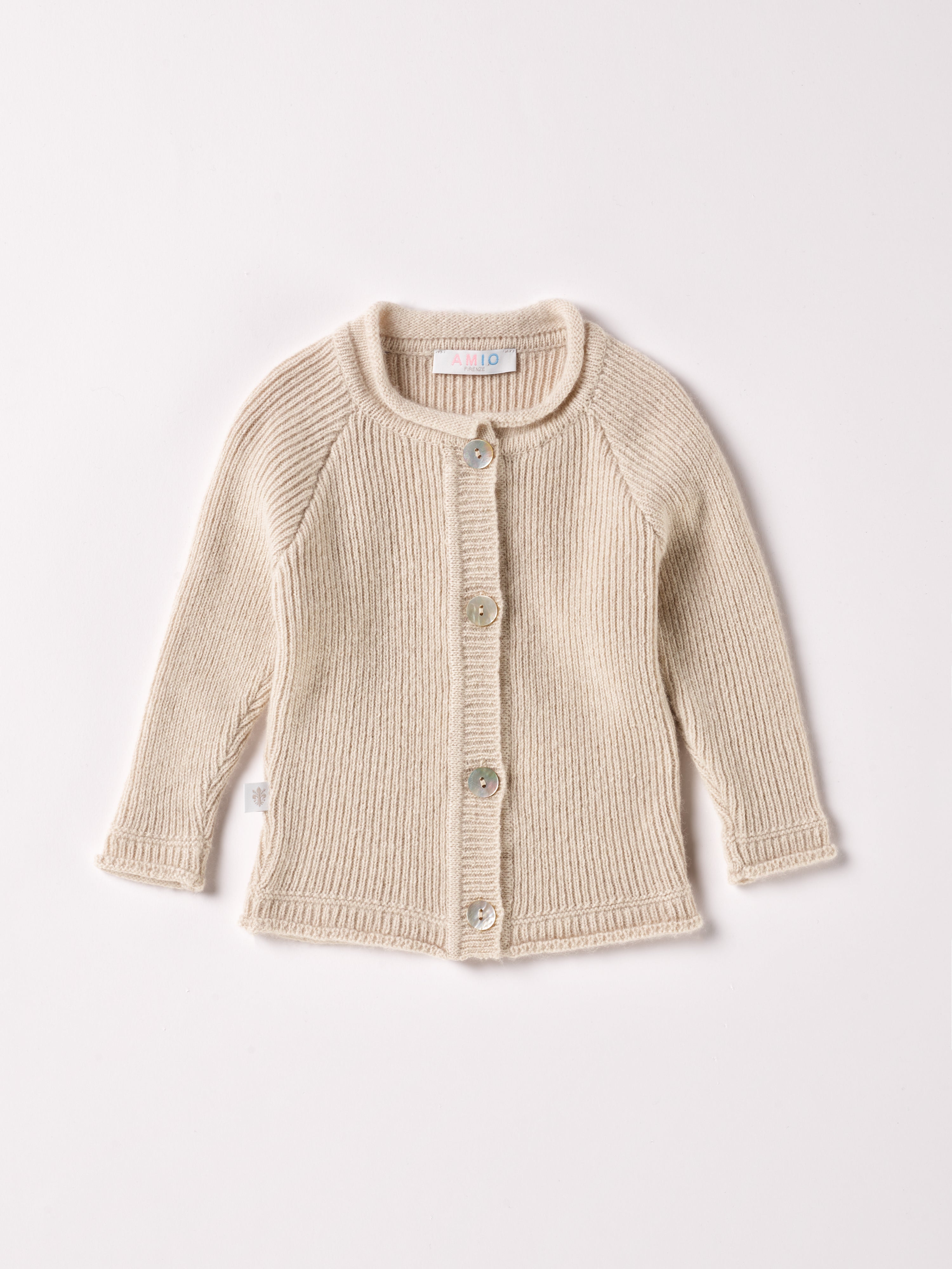 Der Strick-Cardigan von AMIO Firenze ist dank seiner weichen, leichten und wärmenden Eigenschaften der perfekte Begleiter für kühlere Tage. Sein klassisches Design macht es zu einem eleganten Kleidungsstück, das man immer wieder zu festlichen oder alltäglichen Outfits kombiniert. Die echten Perlmuttknöpfe verleihen dem Cardigan eine besonders edle Note.
Höchste Qualität, bestes Preis-Leistungs-Verhältnis MADE IN ITALY.