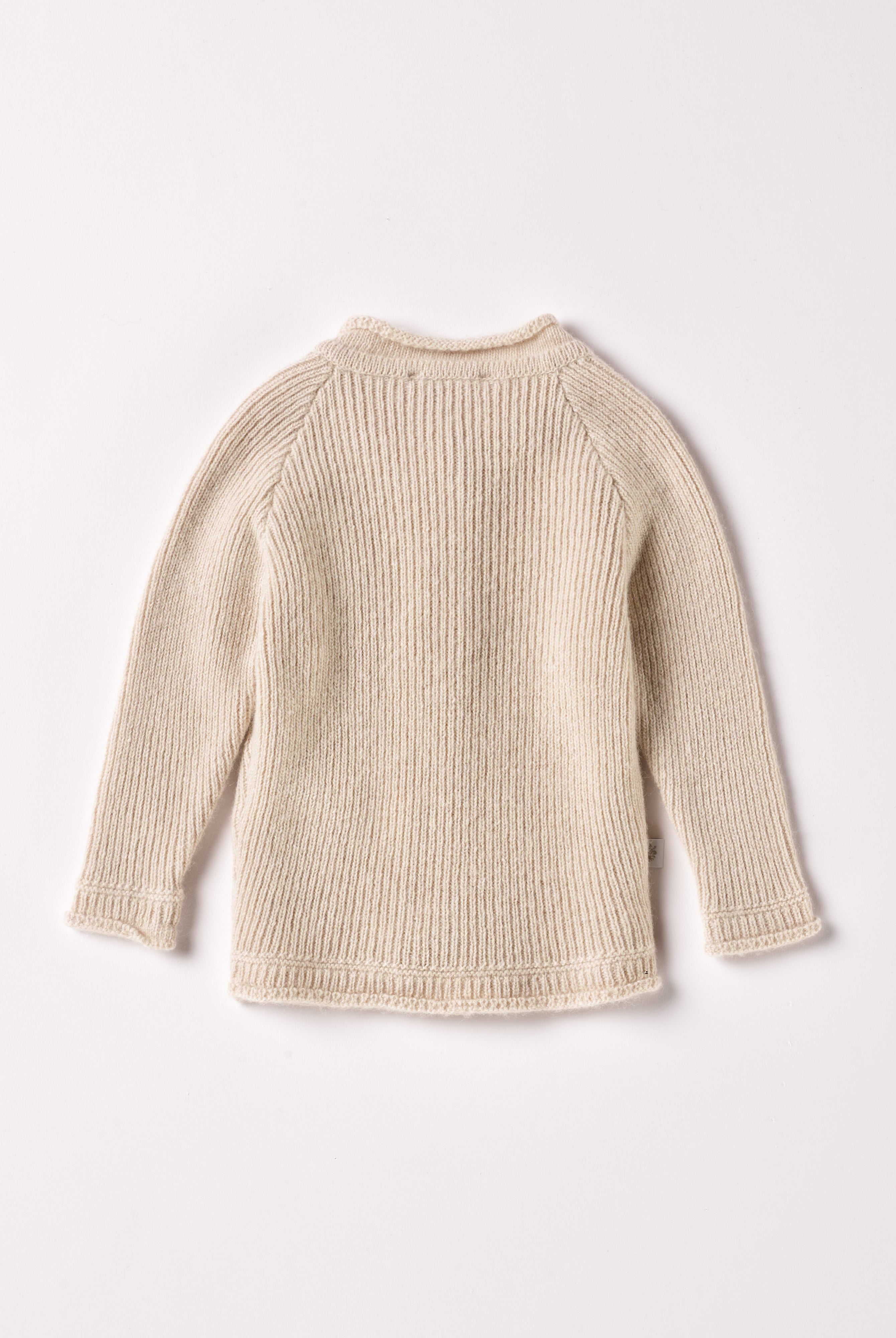 Der Strick-Cardigan von AMIO Firenze ist dank seiner weichen, leichten und wärmenden Eigenschaften der perfekte Begleiter für kühlere Tage. Sein klassisches Design macht es zu einem eleganten Kleidungsstück, das man immer wieder zu festlichen oder alltäglichen Outfits kombiniert. Die echten Perlmuttknöpfe verleihen dem Cardigan eine besonders edle Note.
Höchste Qualität, bestes Preis-Leistungs-Verhältnis MADE IN ITALY.