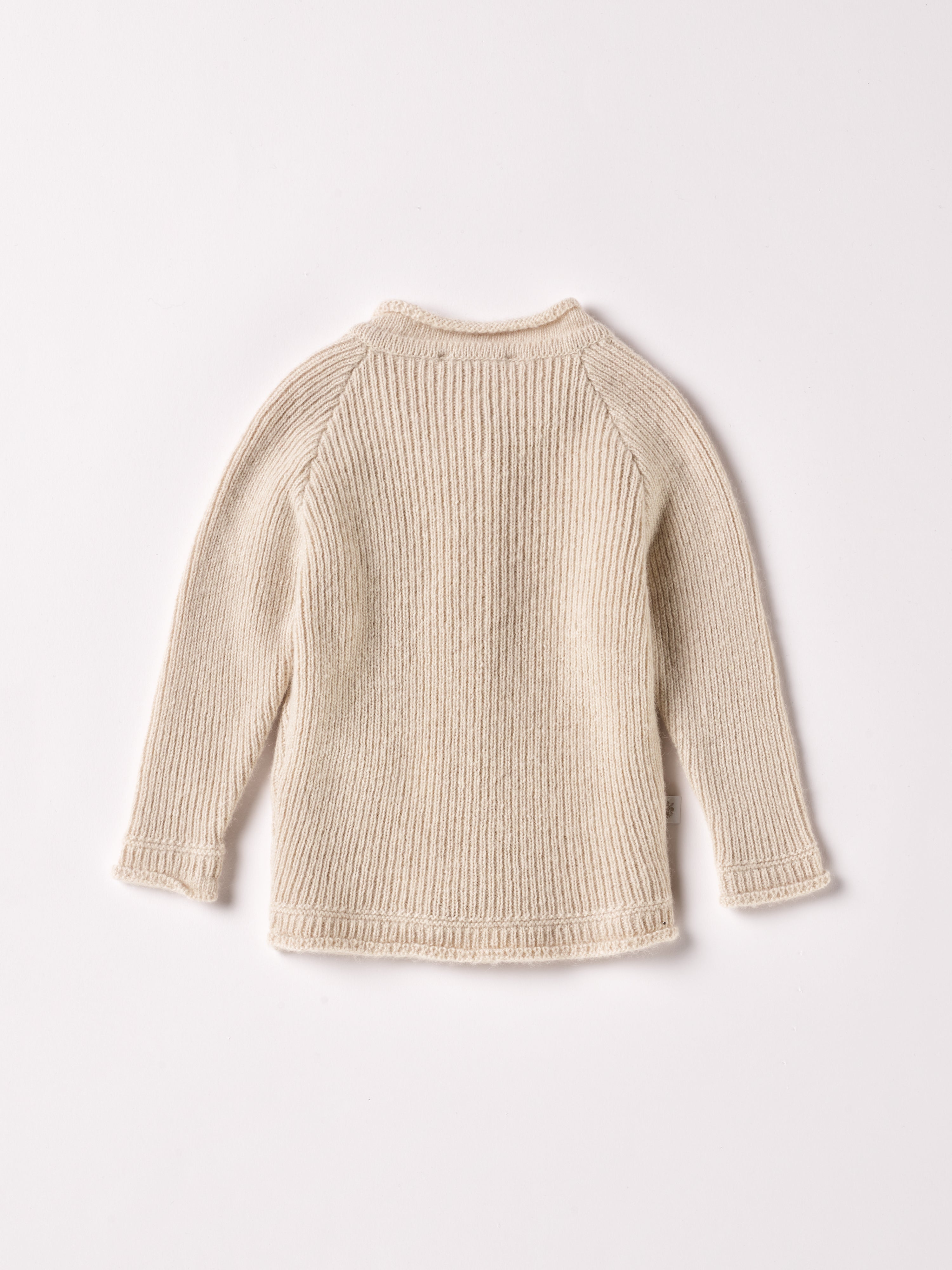 Der Strick-Cardigan von AMIO Firenze ist dank seiner weichen, leichten und wärmenden Eigenschaften der perfekte Begleiter für kühlere Tage. Sein klassisches Design macht es zu einem eleganten Kleidungsstück, das man immer wieder zu festlichen oder alltäglichen Outfits kombiniert. Die echten Perlmuttknöpfe verleihen dem Cardigan eine besonders edle Note.
Höchste Qualität, bestes Preis-Leistungs-Verhältnis MADE IN ITALY.