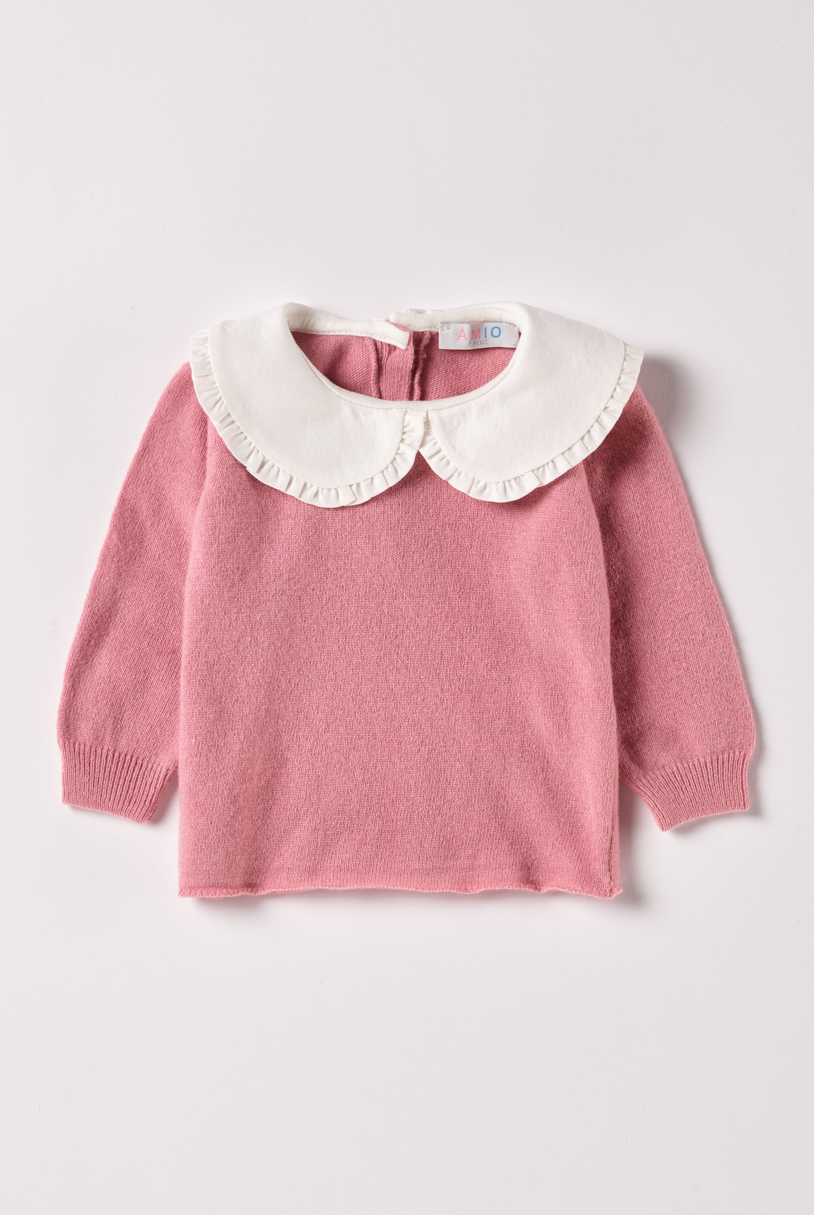 Der weiche und wärmespendende Strickpullover von AMIO Firenze ist der perfekte Begleiter für die kalte Jahreszeit. Vielseitig kombinierbar und aufgrund der Materialzusammensetzung strapazierfähig für den Alltag. Der markante Peter-Pan-Kragen mit Rüschenverzierung und die echten Perlmuttknöpfe auf der Rückseite verleihen dem Pullover eine besonders elegante Note. Maximaler Tragekomfort, gepaart mit einer herausragenden Passform.
Höchste Qualität, bestes Preis-Leistungs-Verhältnis MADE IN ITALY.