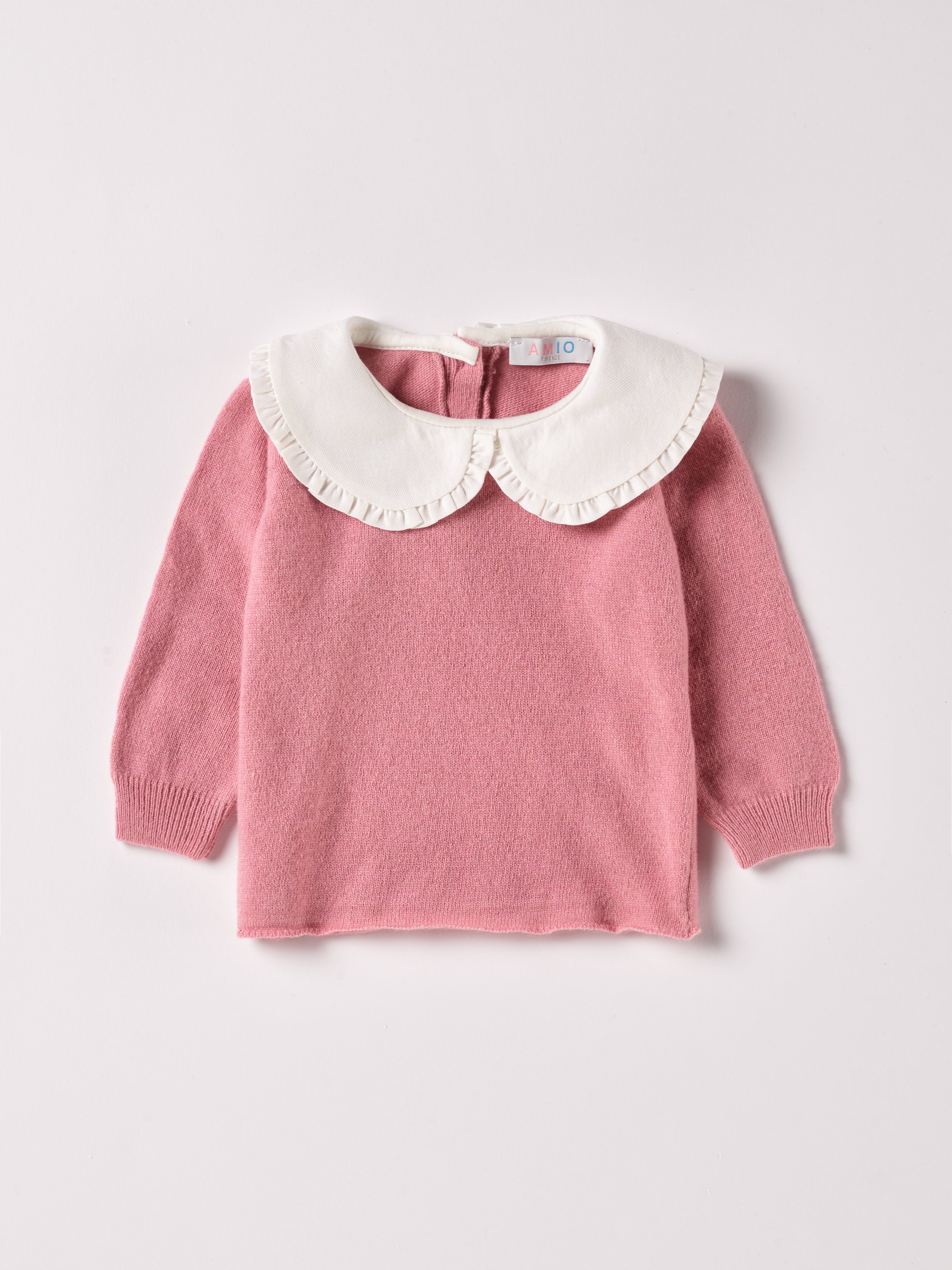 Der weiche und wärmespendende Strickpullover von AMIO Firenze ist der perfekte Begleiter für die kalte Jahreszeit. Vielseitig kombinierbar und aufgrund der Materialzusammensetzung strapazierfähig für den Alltag. Der markante Peter-Pan-Kragen mit Rüschenverzierung und die echten Perlmuttknöpfe auf der Rückseite verleihen dem Pullover eine besonders elegante Note. Maximaler Tragekomfort, gepaart mit einer herausragenden Passform.
Höchste Qualität, bestes Preis-Leistungs-Verhältnis MADE IN ITALY.