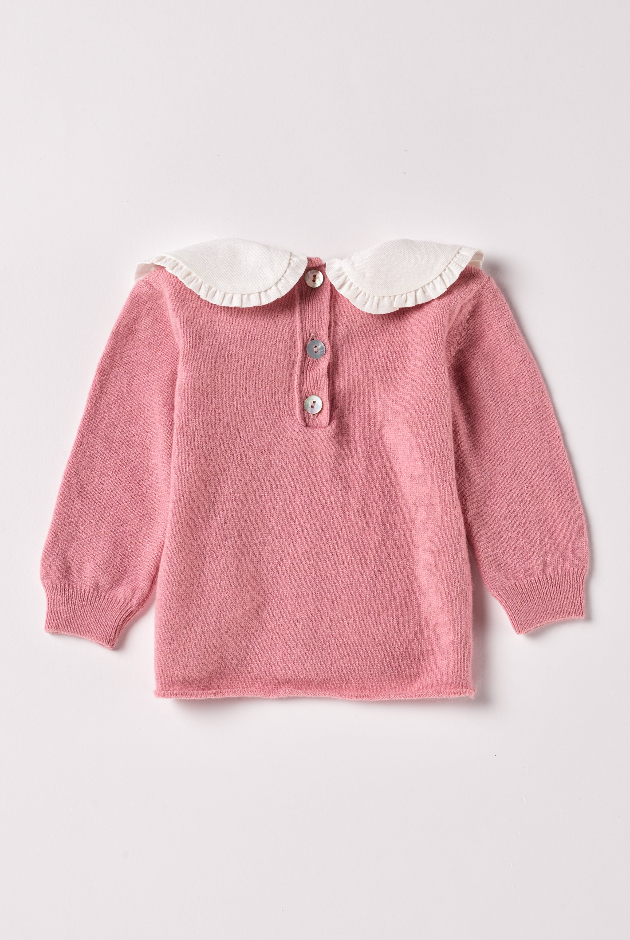 Der weiche und wärmespendende Strickpullover von AMIO Firenze ist der perfekte Begleiter für die kalte Jahreszeit. Vielseitig kombinierbar und aufgrund der Materialzusammensetzung strapazierfähig für den Alltag. Der markante Peter-Pan-Kragen mit Rüschenverzierung und die echten Perlmuttknöpfe auf der Rückseite verleihen dem Pullover eine besonders elegante Note. Maximaler Tragekomfort, gepaart mit einer herausragenden Passform.
Höchste Qualität, bestes Preis-Leistungs-Verhältnis MADE IN ITALY.