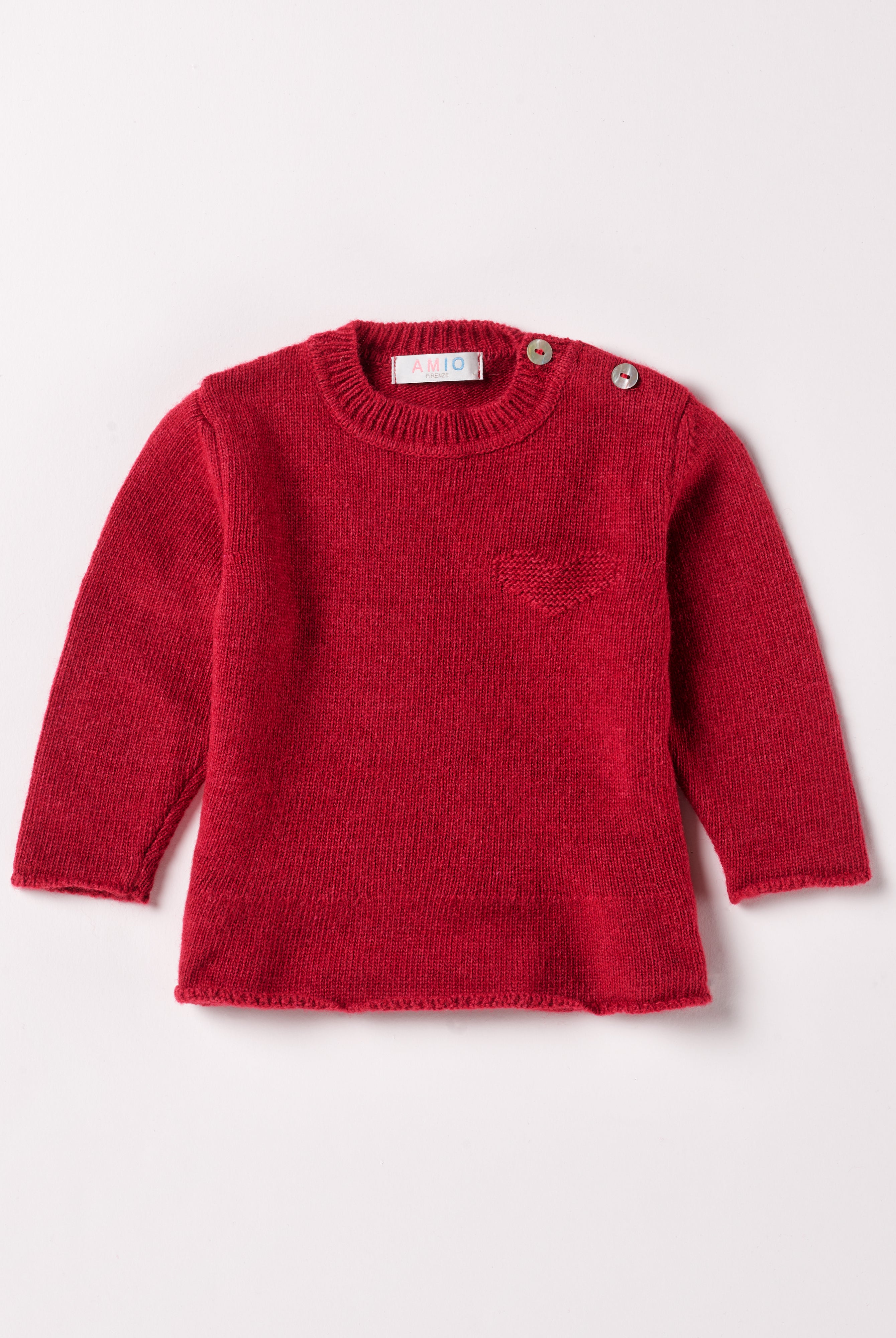 Der weiche und wärmespendende Strickpullover von AMIO Firenze ist der perfekte Begleiter für die kalte Jahreszeit. Vielseitig kombinierbar und aufgrund der Materialzusammensetzung strapazierfähig für den Alltag. Das eingewebte Herzmuster und die echten Perlmuttknöpfe verleihen dem Pullover eine besonders niedliche Note. Maximaler Tragekomfort, gepaart mit einer herausragenden Passform.
Höchste Qualität, bestes Preis-Leistungs-Verhältnis MADE IN ITALY.