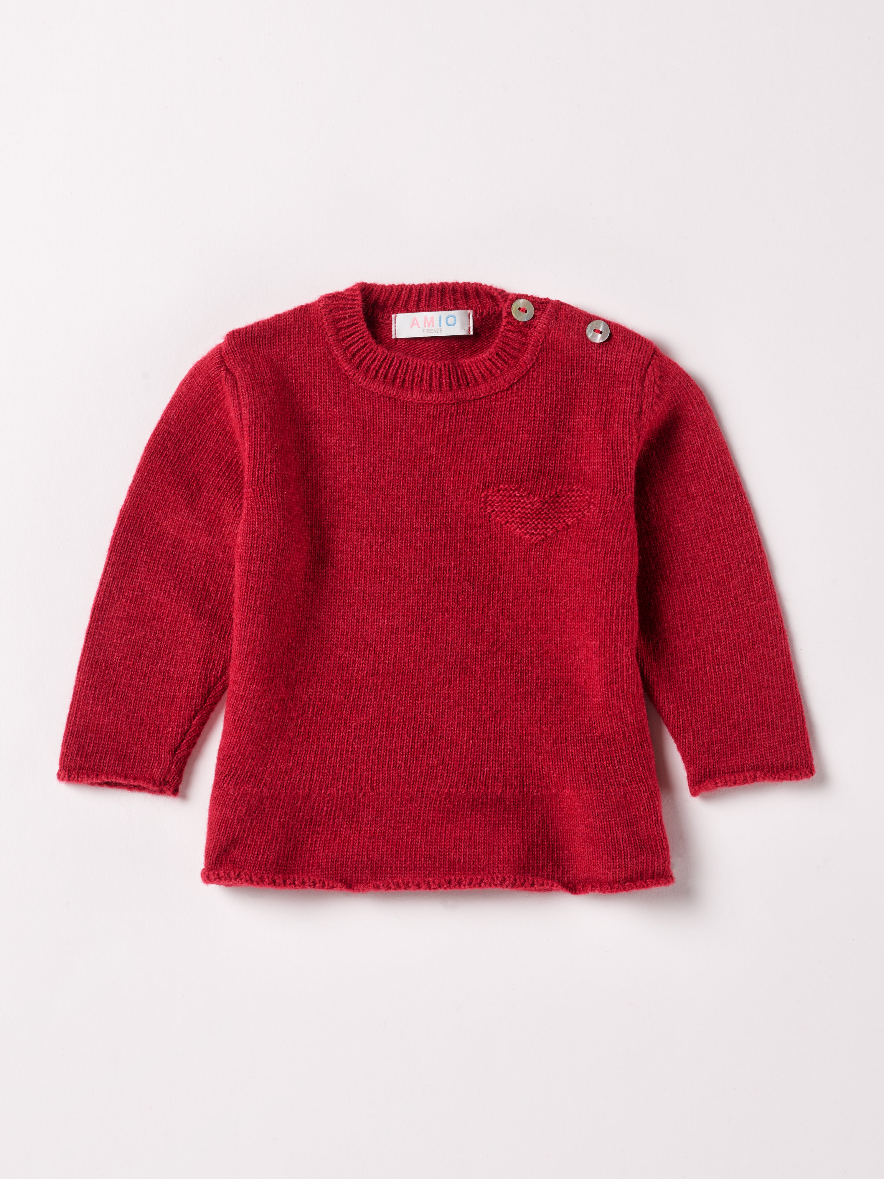 Der weiche und wärmespendende Strickpullover von AMIO Firenze ist der perfekte Begleiter für die kalte Jahreszeit. Vielseitig kombinierbar und aufgrund der Materialzusammensetzung strapazierfähig für den Alltag. Das eingewebte Herzmuster und die echten Perlmuttknöpfe verleihen dem Pullover eine besonders niedliche Note. Maximaler Tragekomfort, gepaart mit einer herausragenden Passform.
Höchste Qualität, bestes Preis-Leistungs-Verhältnis MADE IN ITALY.