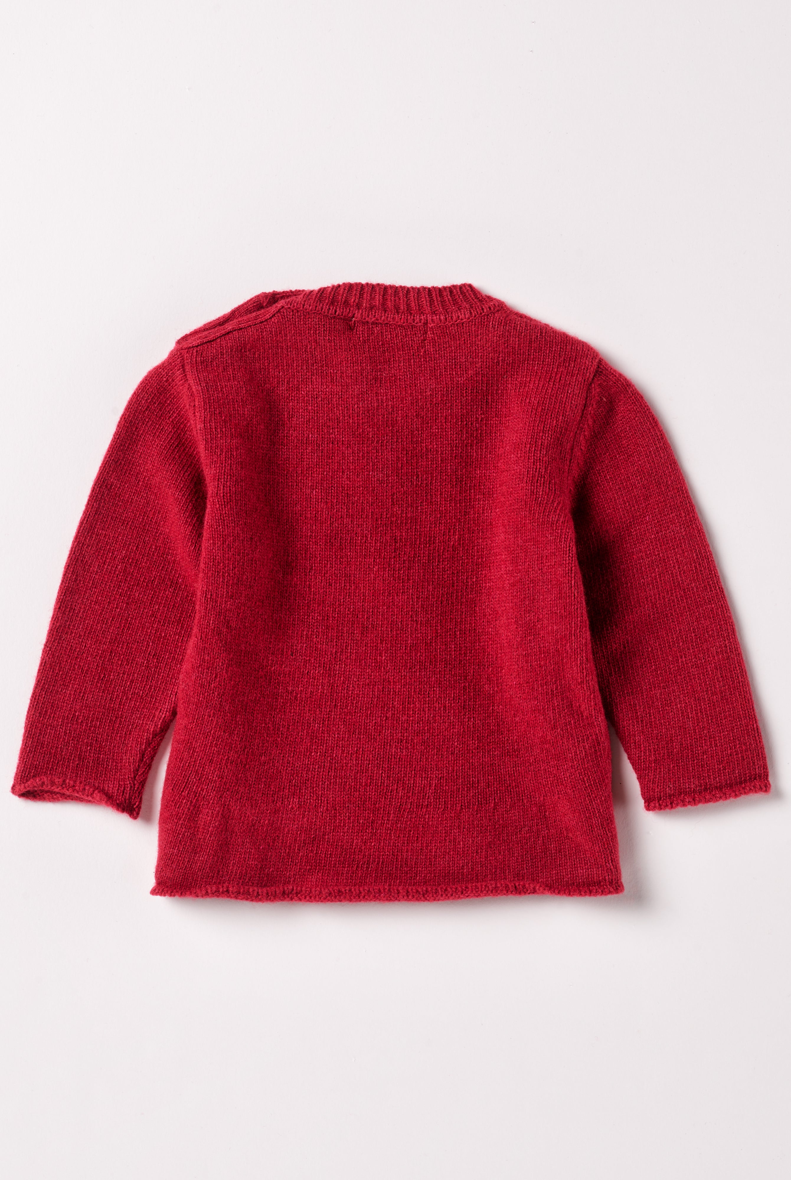 Der weiche und wärmespendende Strickpullover von AMIO Firenze ist der perfekte Begleiter für die kalte Jahreszeit. Vielseitig kombinierbar und aufgrund der Materialzusammensetzung strapazierfähig für den Alltag. Das eingewebte Herzmuster und die echten Perlmuttknöpfe verleihen dem Pullover eine besonders niedliche Note. Maximaler Tragekomfort, gepaart mit einer herausragenden Passform.
Höchste Qualität, bestes Preis-Leistungs-Verhältnis MADE IN ITALY.