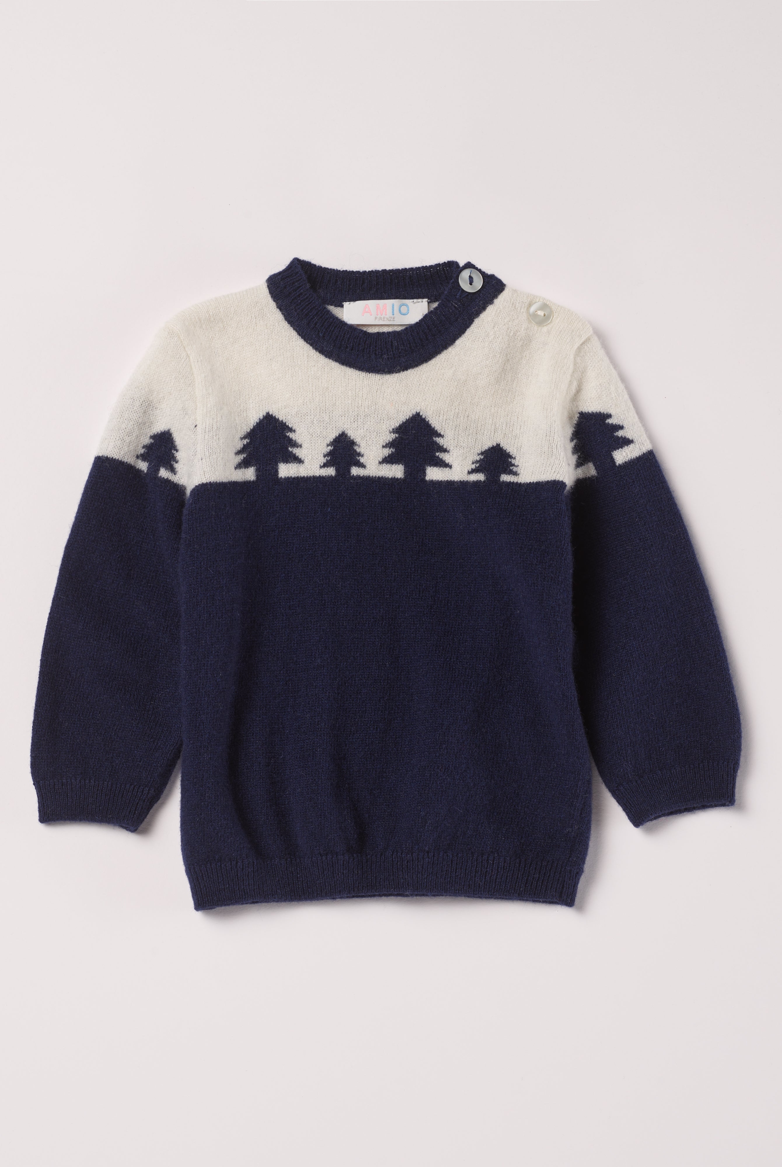 Der weiche und wärmespendende Strickpullover von AMIO Firenze ist der perfekte Begleiter für die kalte Jahreszeit. Vielseitig kombinierbar und aufgrund der Materialzusammensetzung strapazierfähig für den Alltag. Maximaler Tragekomfort, gepaart mit einer herausragenden Passform.
Höchste Qualität, bestes Preis-Leistungs-Verhältnis MADE IN ITALY.