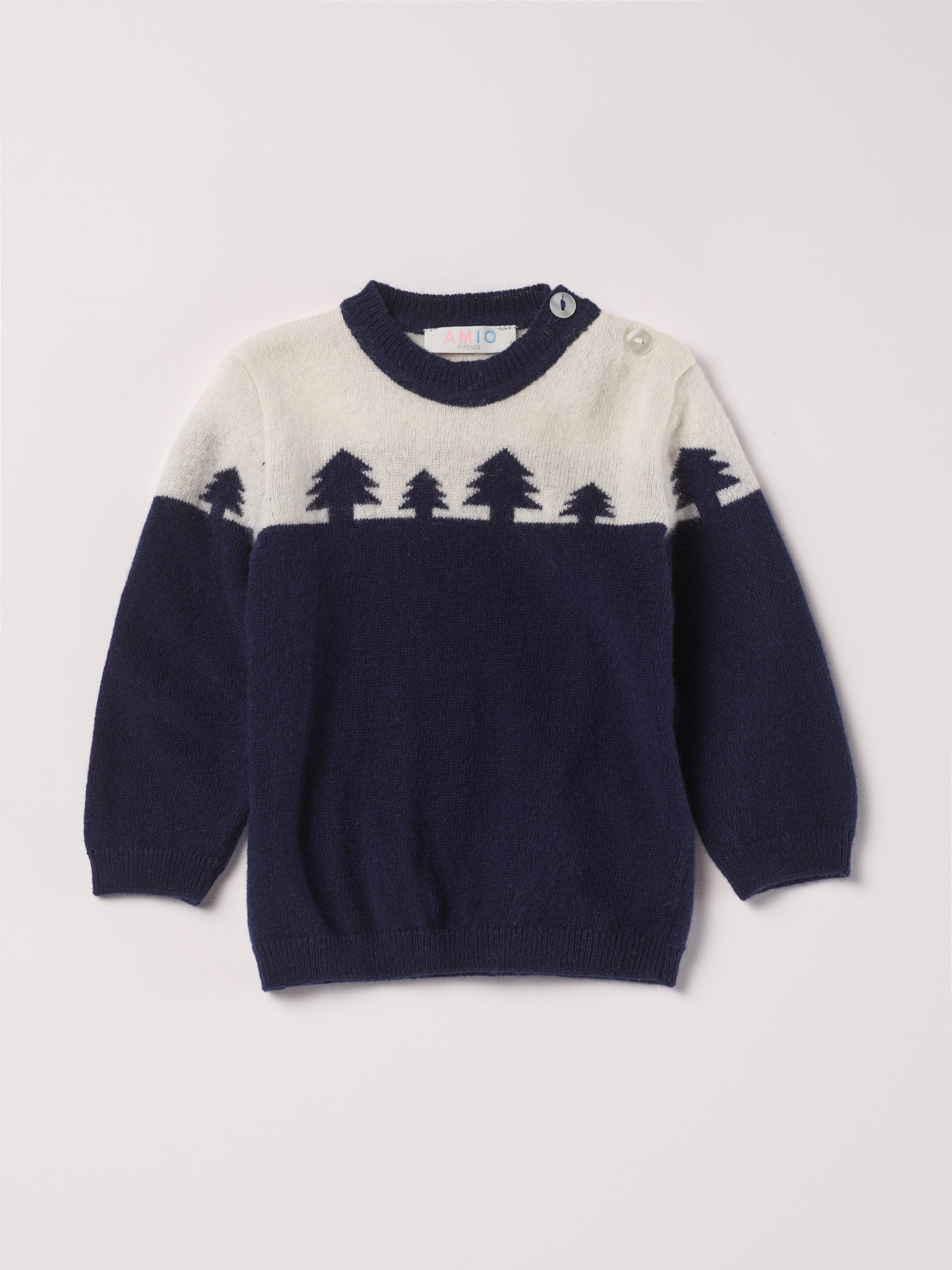 Der weiche und wärmespendende Strickpullover von AMIO Firenze ist der perfekte Begleiter für die kalte Jahreszeit. Vielseitig kombinierbar und aufgrund der Materialzusammensetzung strapazierfähig für den Alltag. Maximaler Tragekomfort, gepaart mit einer herausragenden Passform.
Höchste Qualität, bestes Preis-Leistungs-Verhältnis MADE IN ITALY.