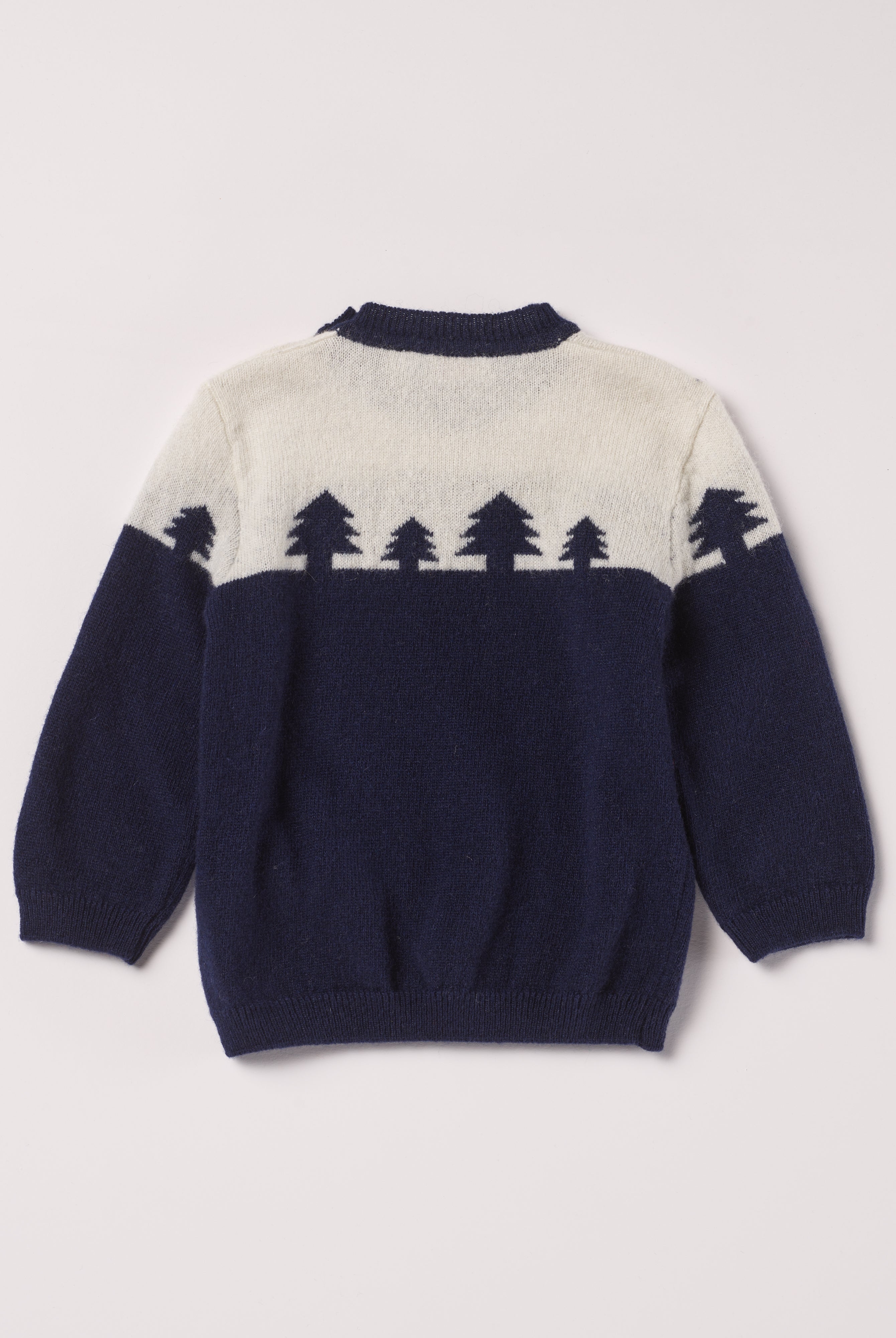 Der weiche und wärmespendende Strickpullover von AMIO Firenze ist der perfekte Begleiter für die kalte Jahreszeit. Vielseitig kombinierbar und aufgrund der Materialzusammensetzung strapazierfähig für den Alltag. Maximaler Tragekomfort, gepaart mit einer herausragenden Passform.
Höchste Qualität, bestes Preis-Leistungs-Verhältnis MADE IN ITALY.